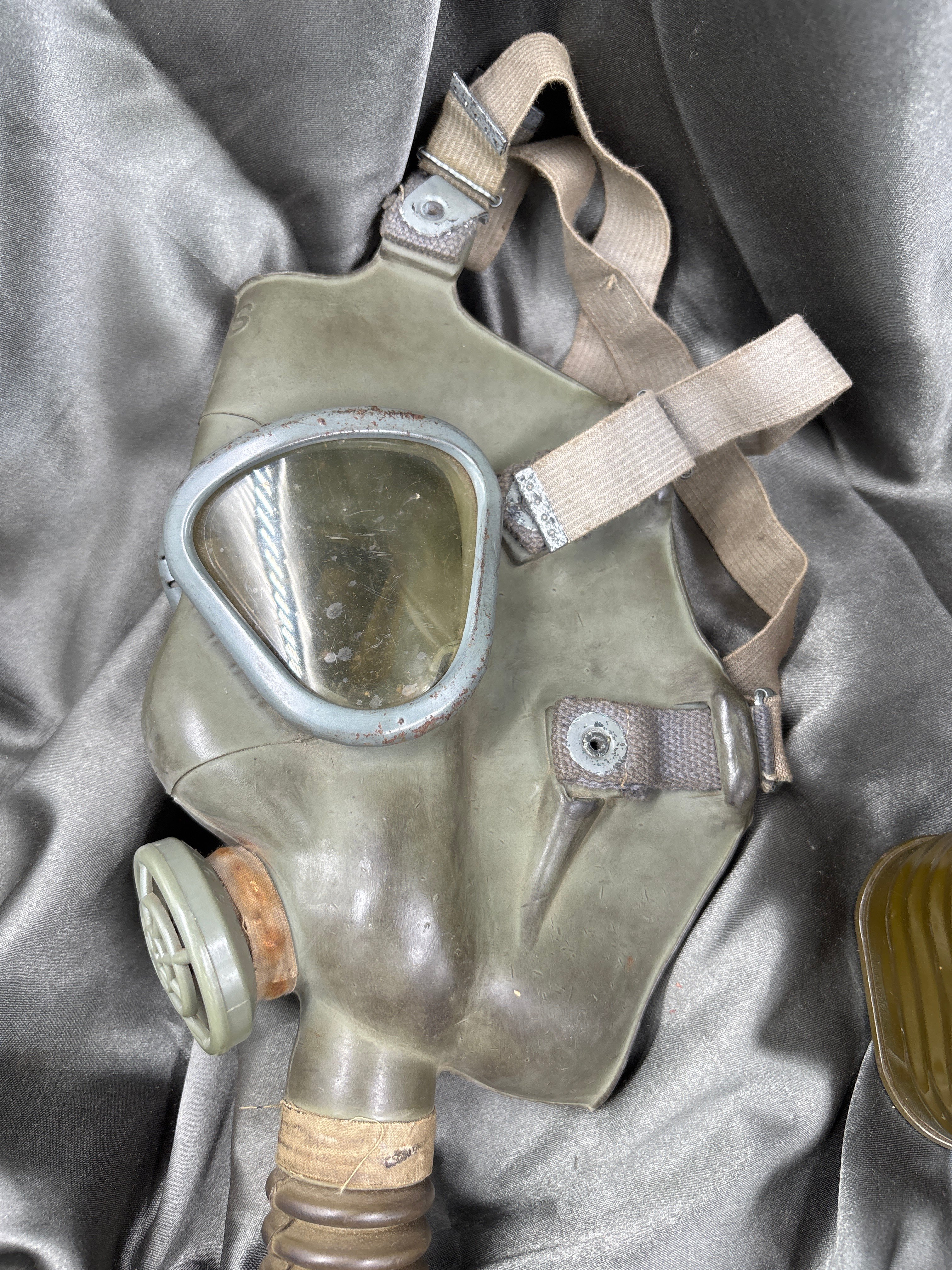 WWII US M2A1 GAS MASK — image 4