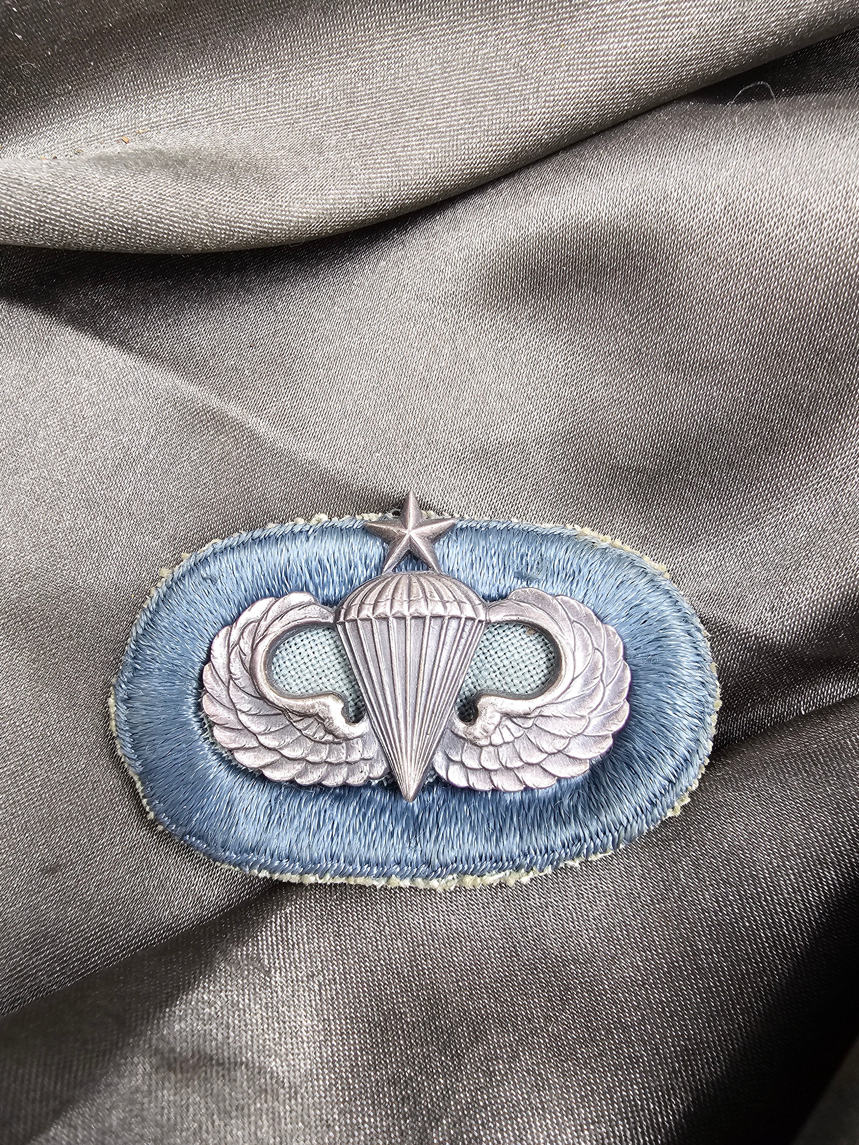 VIETNAM WAR ERA SILVER JUMP WINGS WITH ARMY INFANTRY AIRBORNE SCHOOL OVAL — image 2