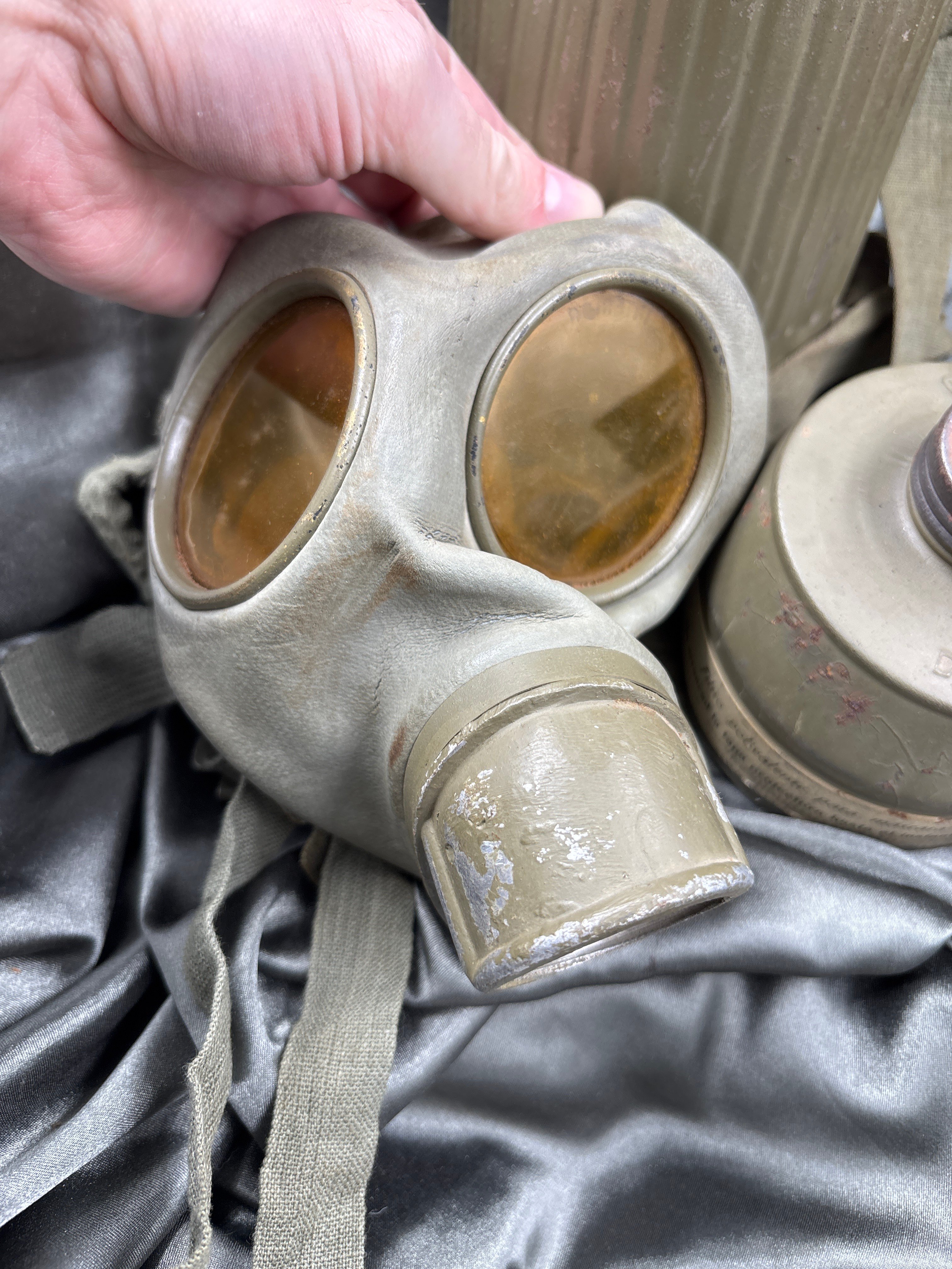 SPANISH CIVIL WAR ERA GAS MASK — image 3