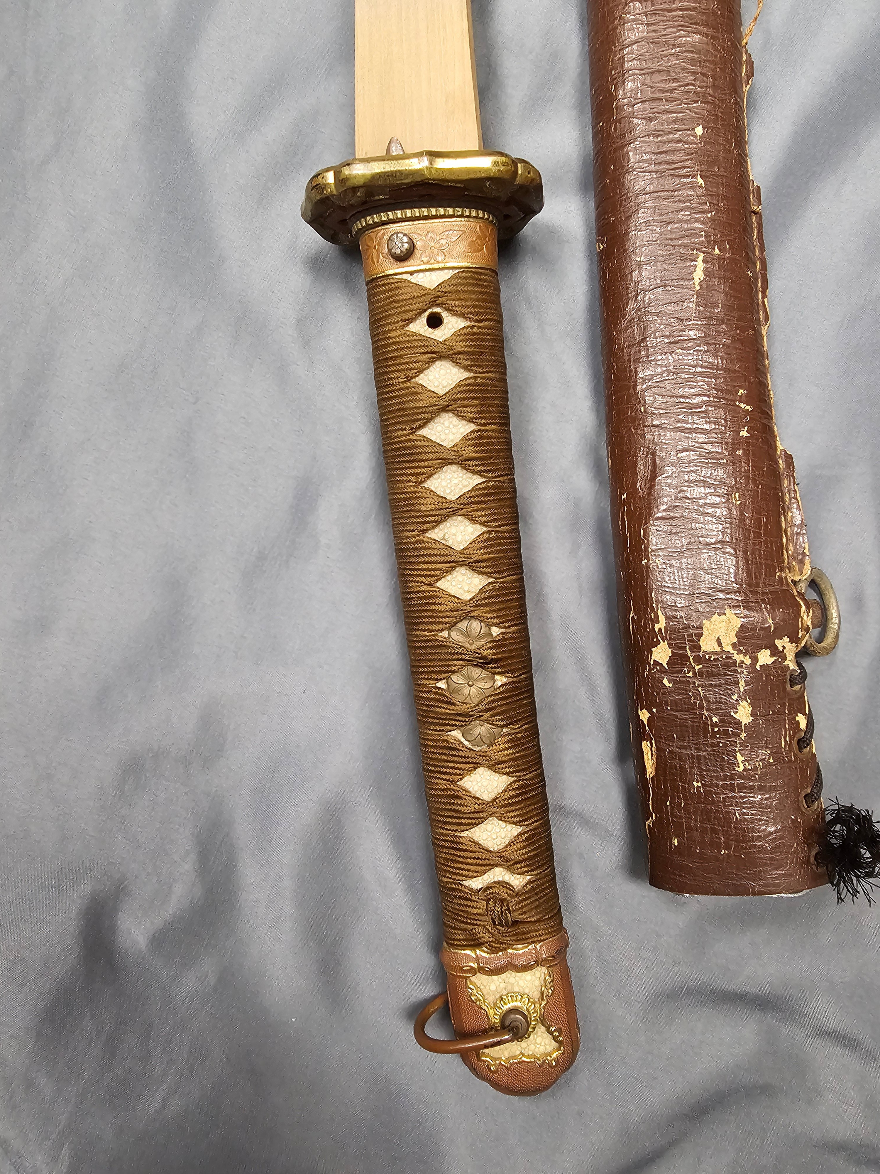 JAPANESE GUNTO SWORD WITH PLACEHOLDER WOODEN BLADE — image 2