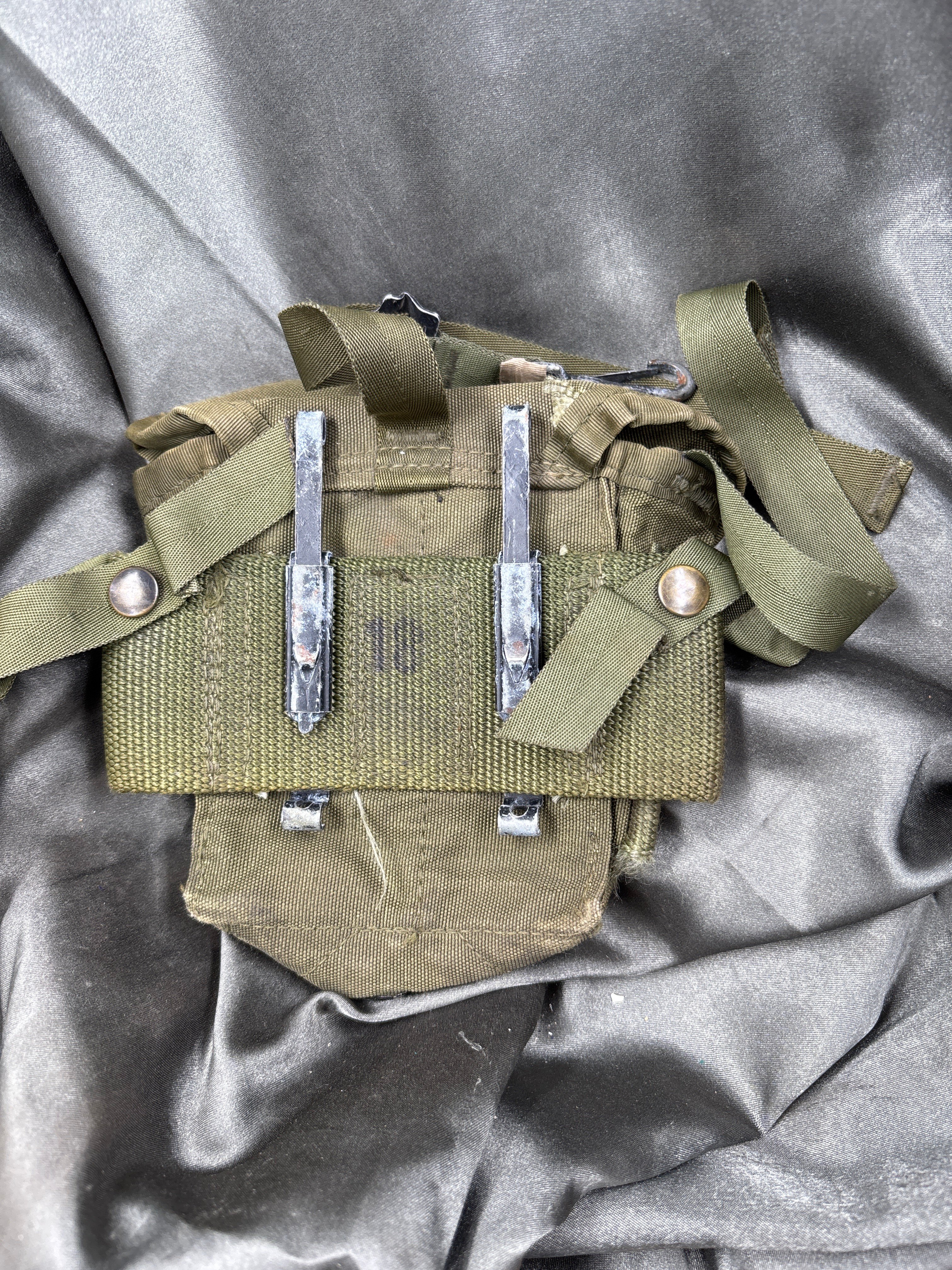 VIETNAM WAR ERA M67 AMMUNITION POUCH — image 2