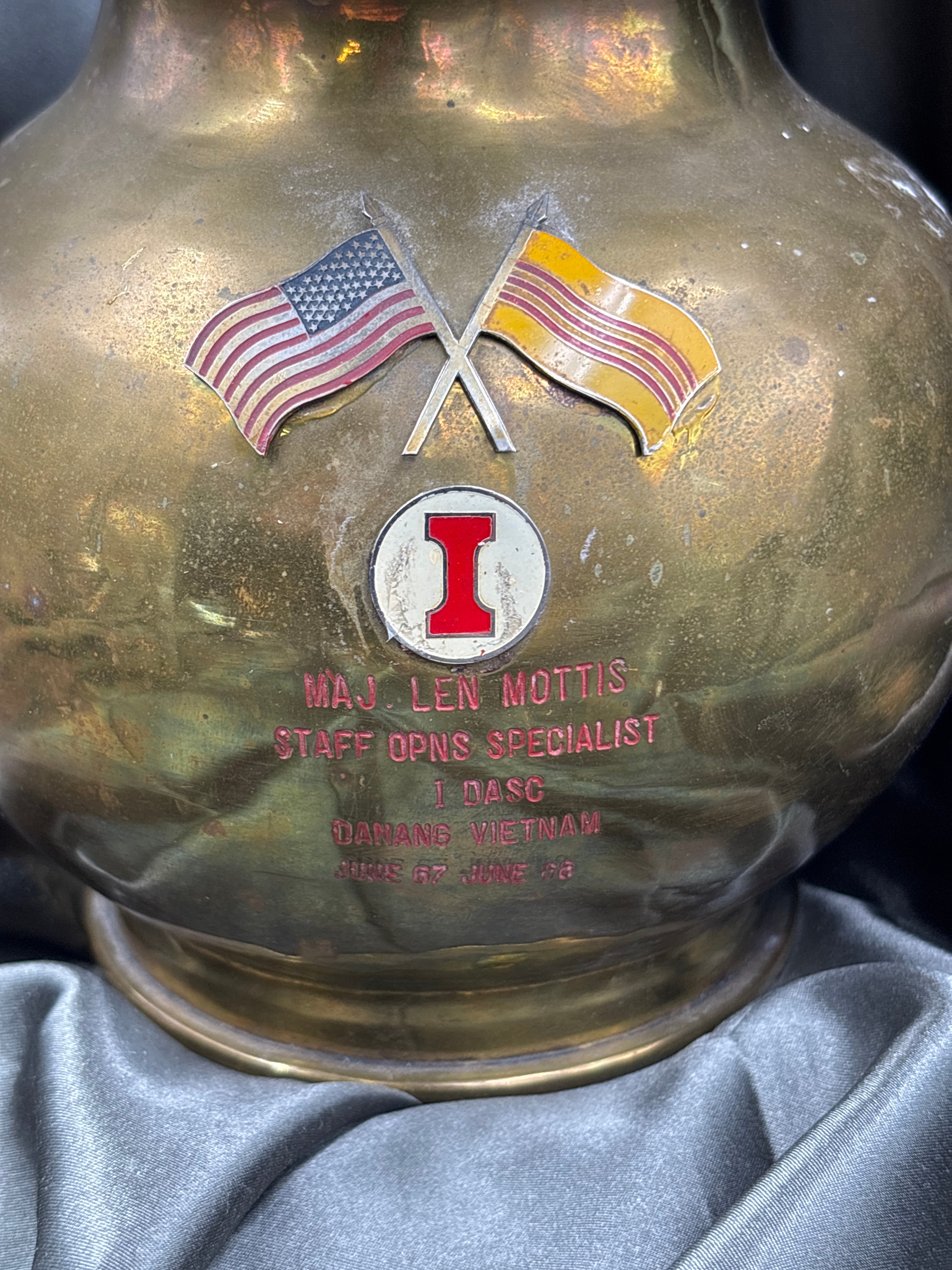 VIETNAM WAR ERA MAJOR DEDICATION TRENCH ART VASE — image 2