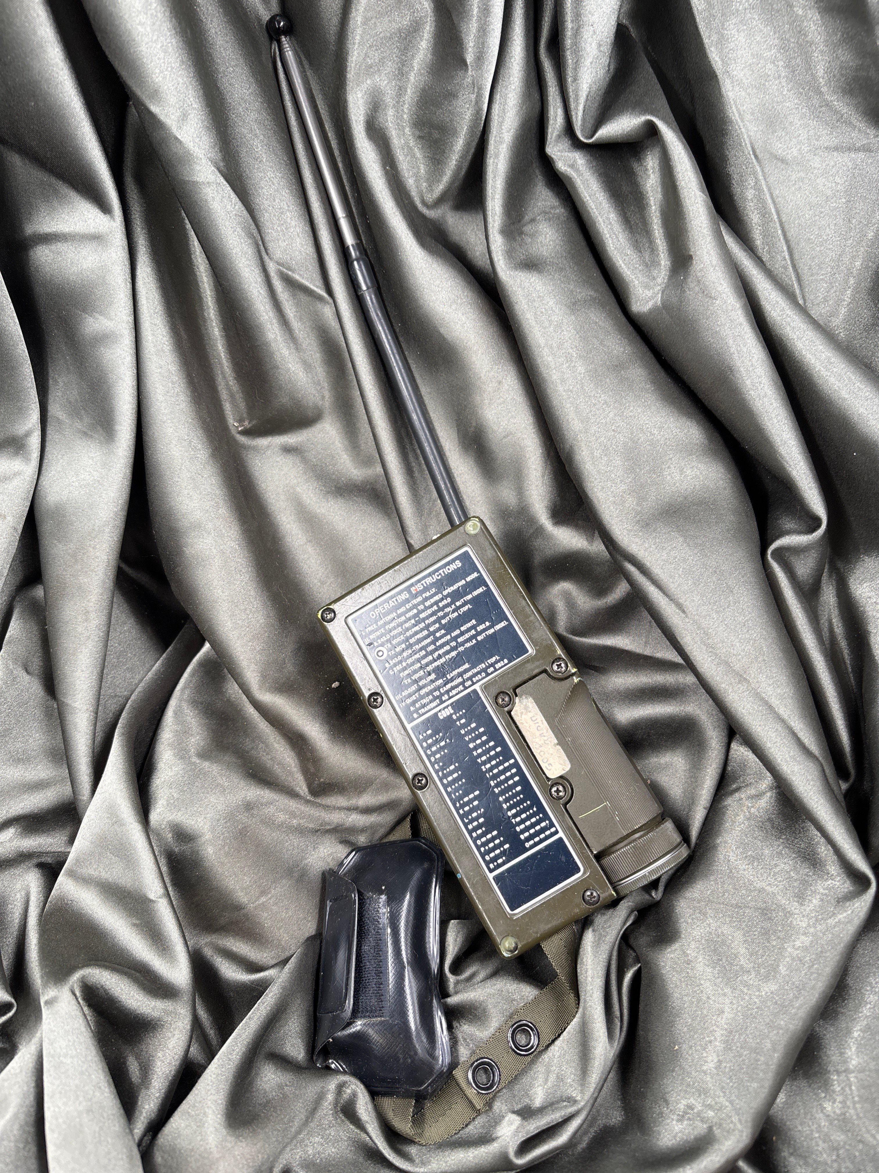 VIETNAM WAR ERA AIR FORCE AN-PRC90 EMERGENCY RADIO — image 4