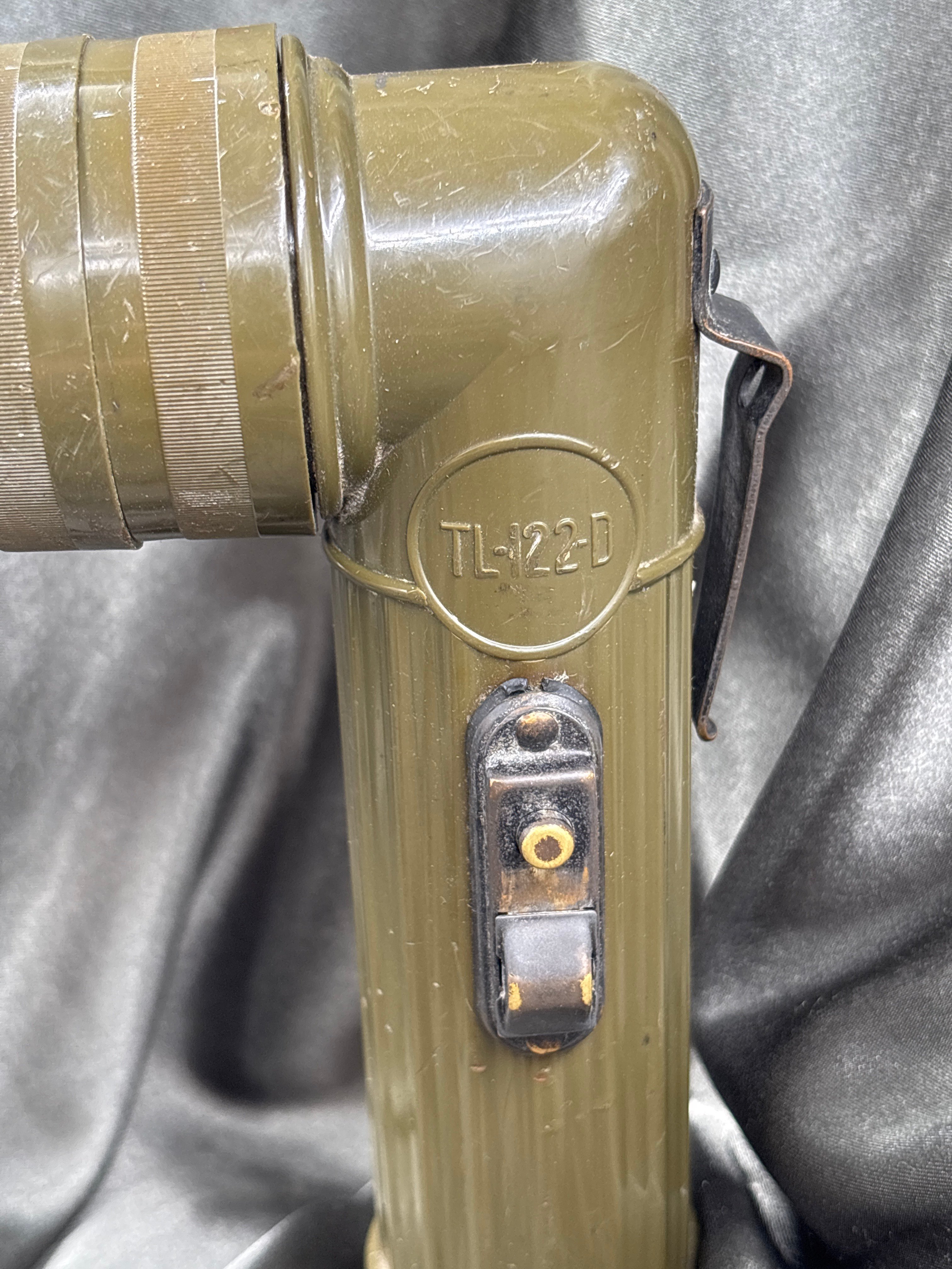 WWII/KOREA US ARMY TL-122D FLASHLIGHT — image 2