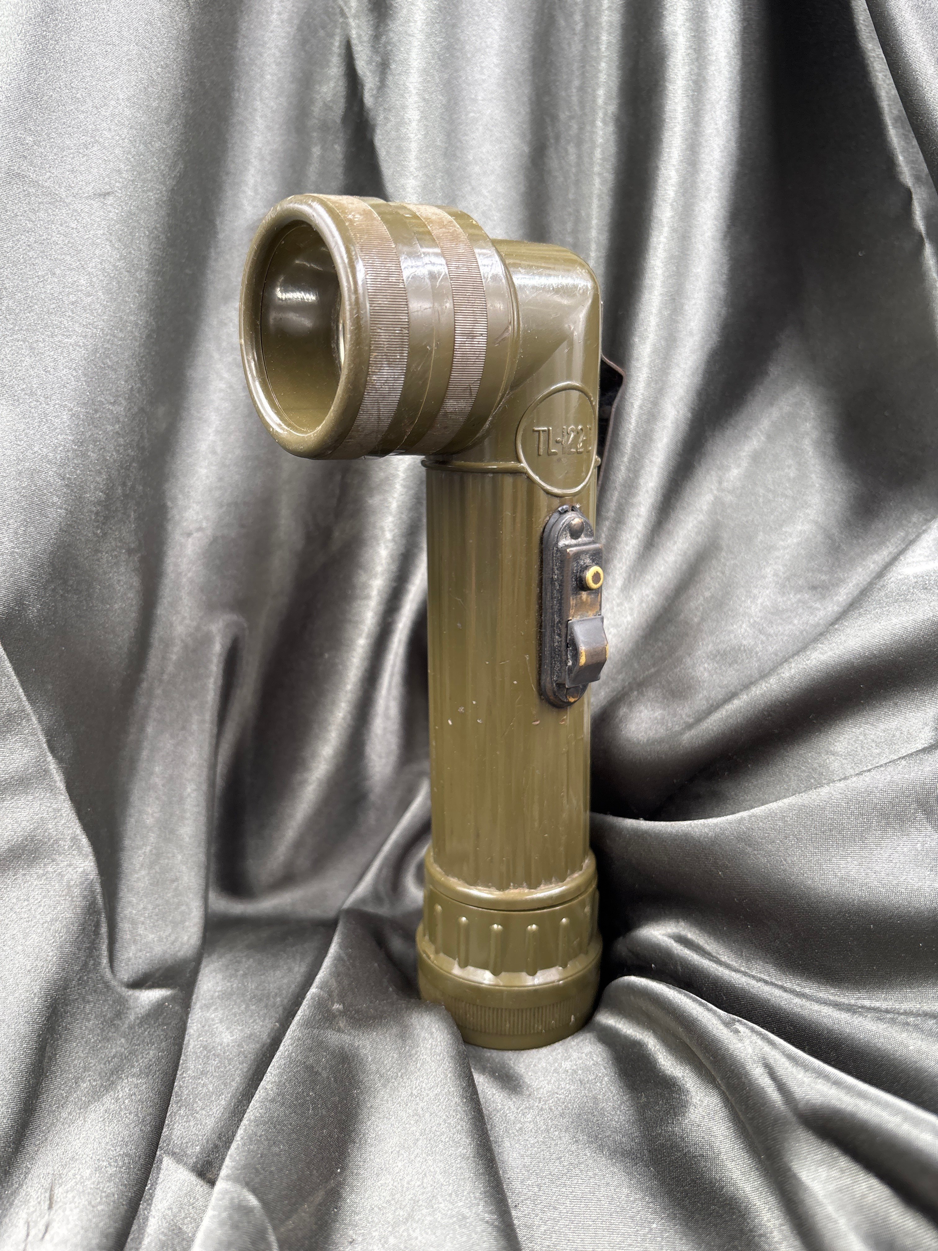 WWII/KOREA US ARMY TL-122D FLASHLIGHT — image 3