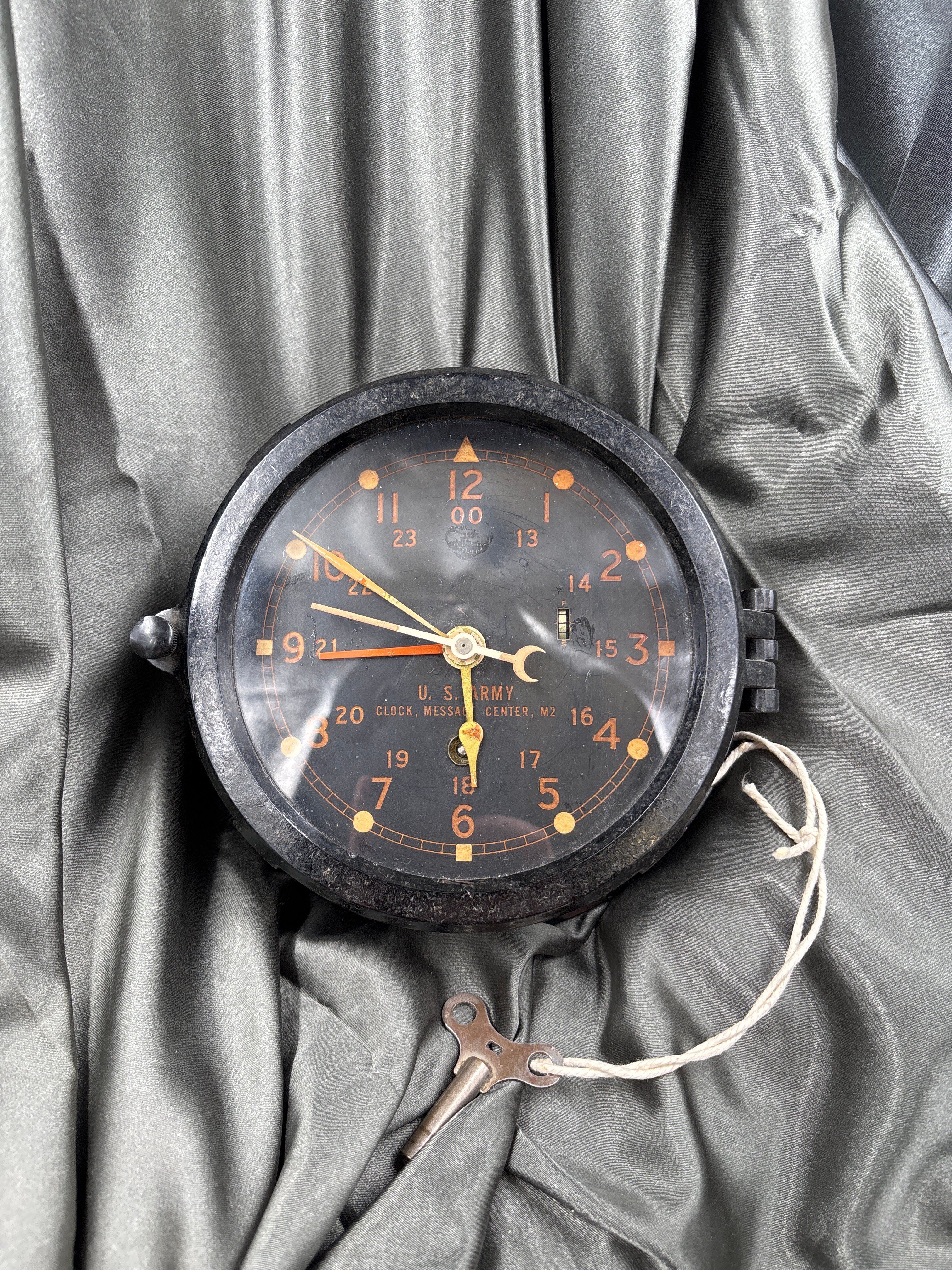 WWII US Army Message Center Clock with key - works! — image 2