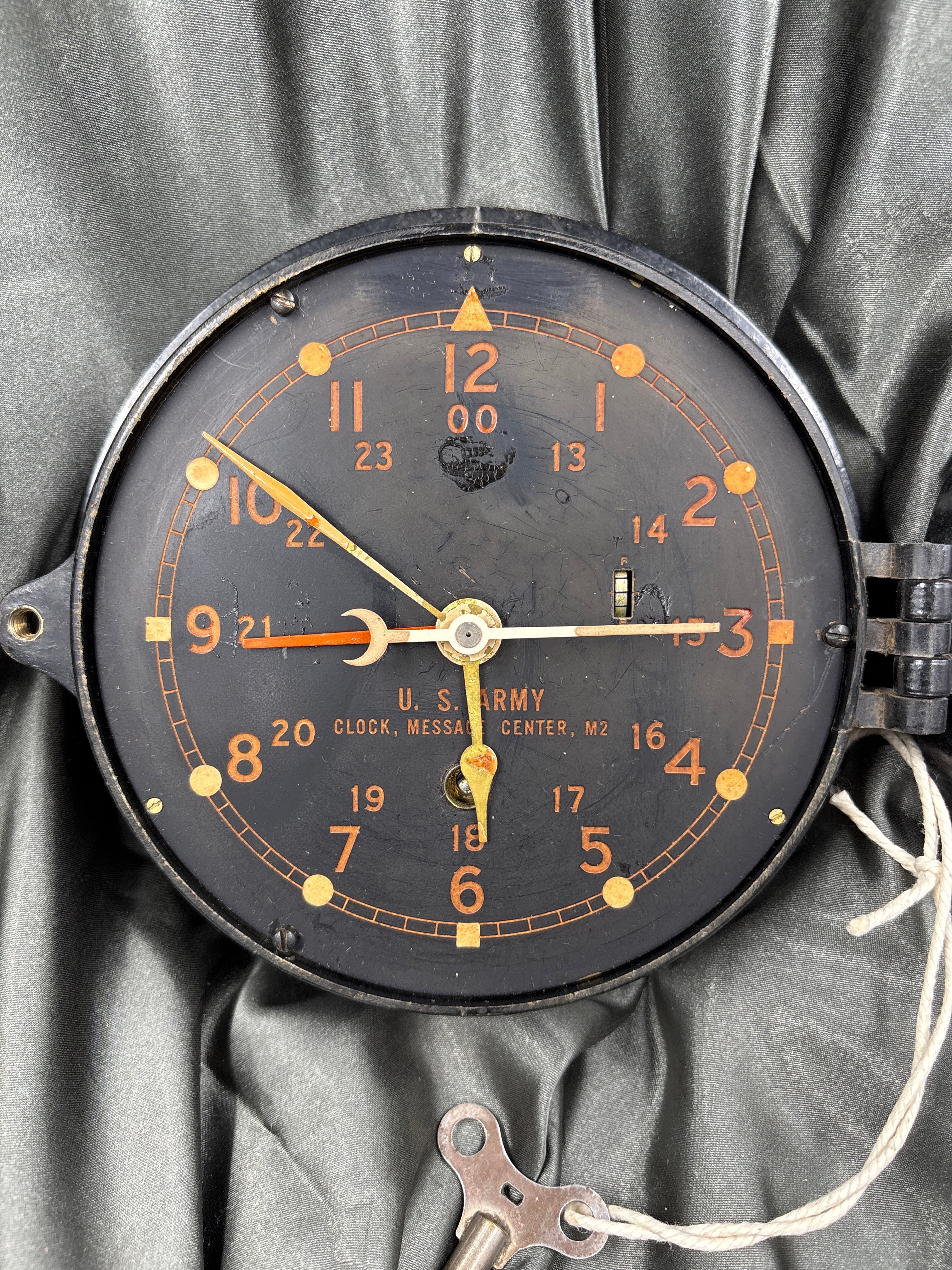WWII US Army Message Center Clock with key - works! — image 3