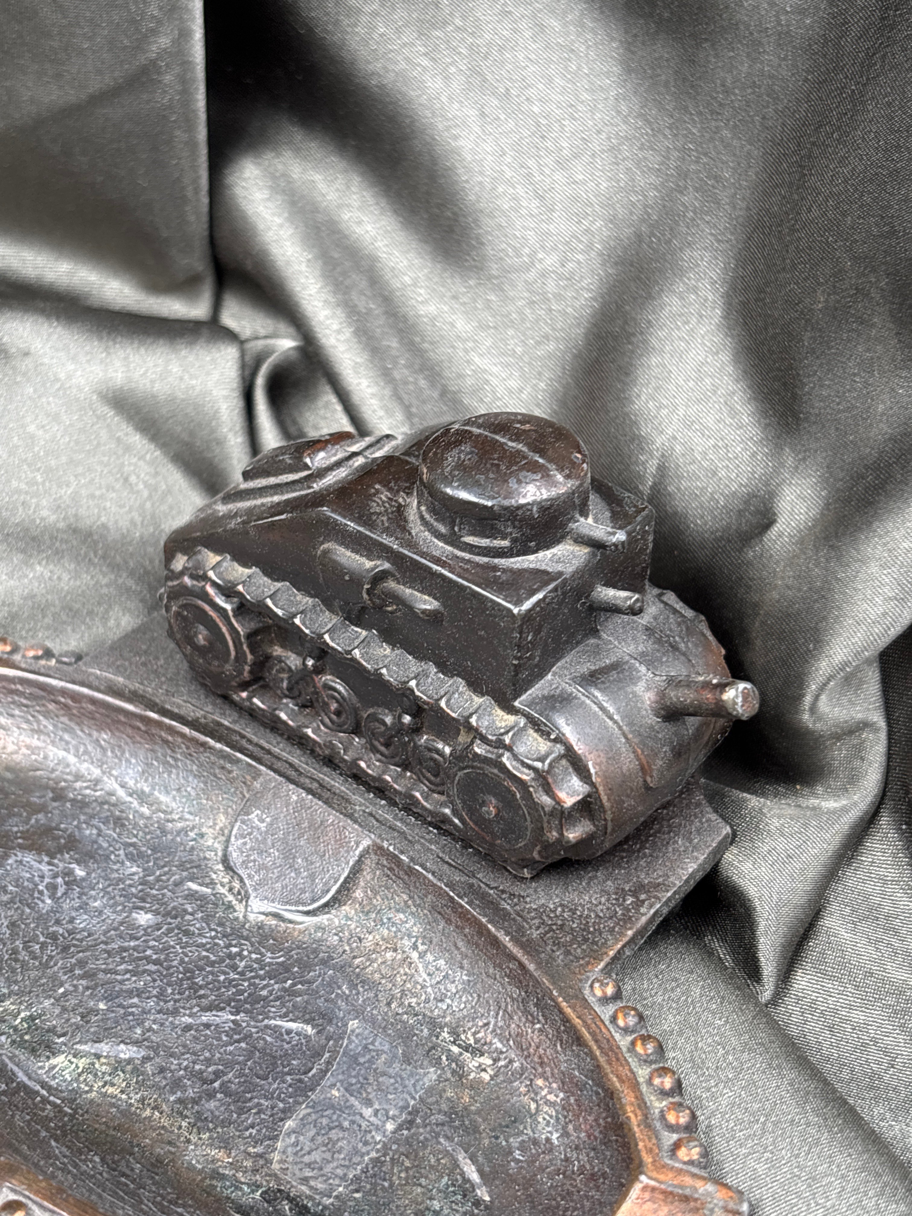 WWII ERA HOMEFRONT DECOR DIE-CAST TANK ASHTRAY — image 2