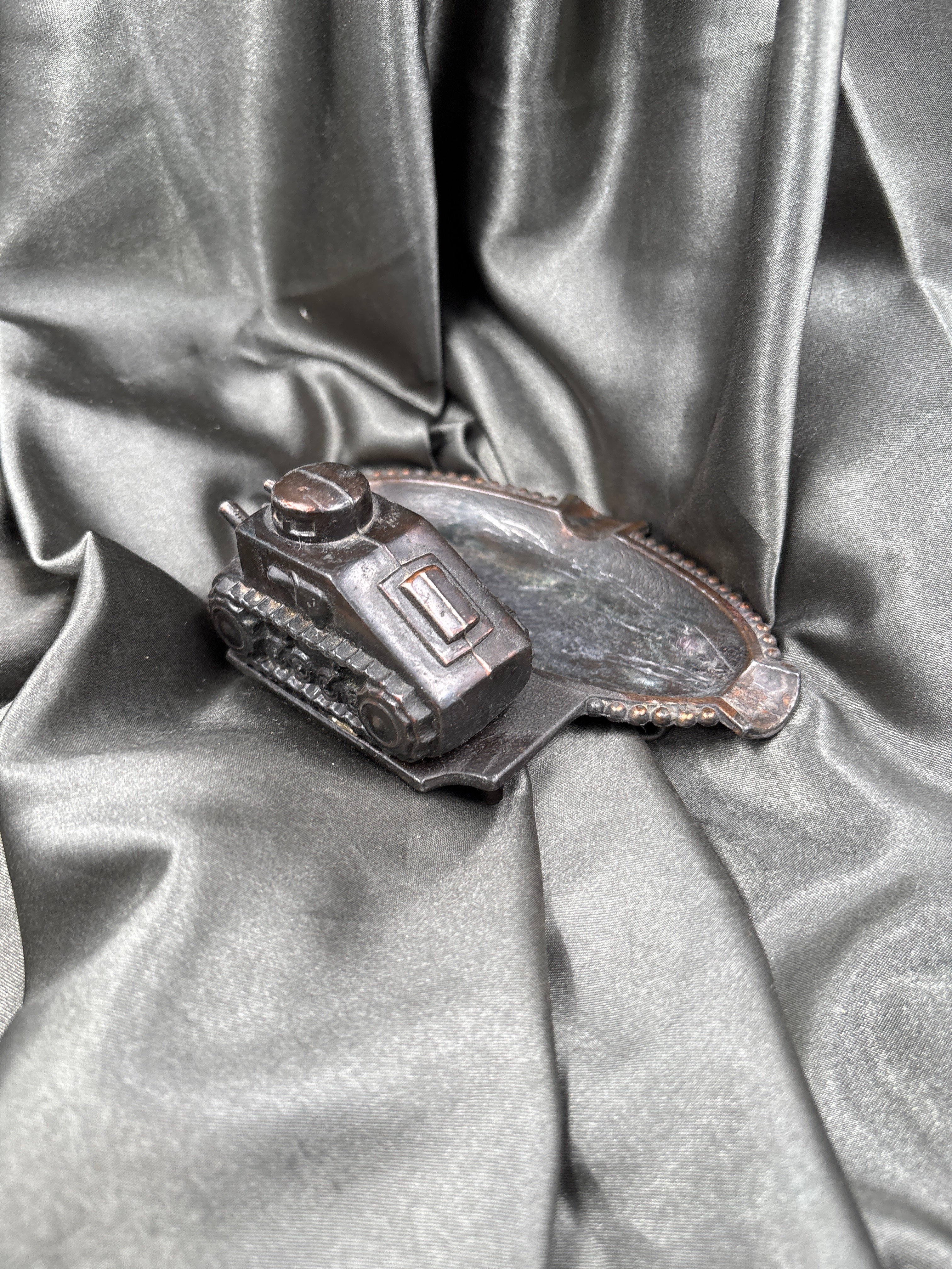 WWII ERA HOMEFRONT DECOR DIE-CAST TANK ASHTRAY — image 3