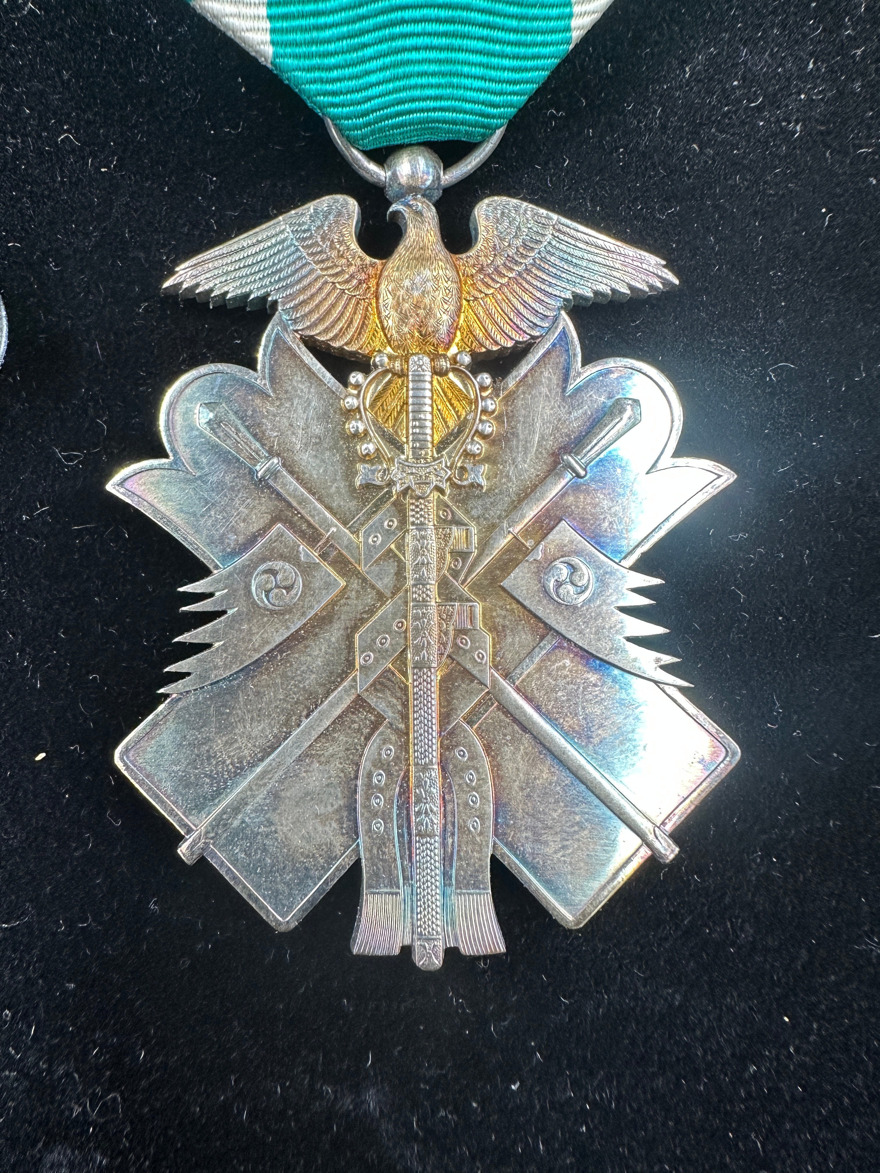 WWII JAPANESE GOLDEN KITE MEDAL — image 2