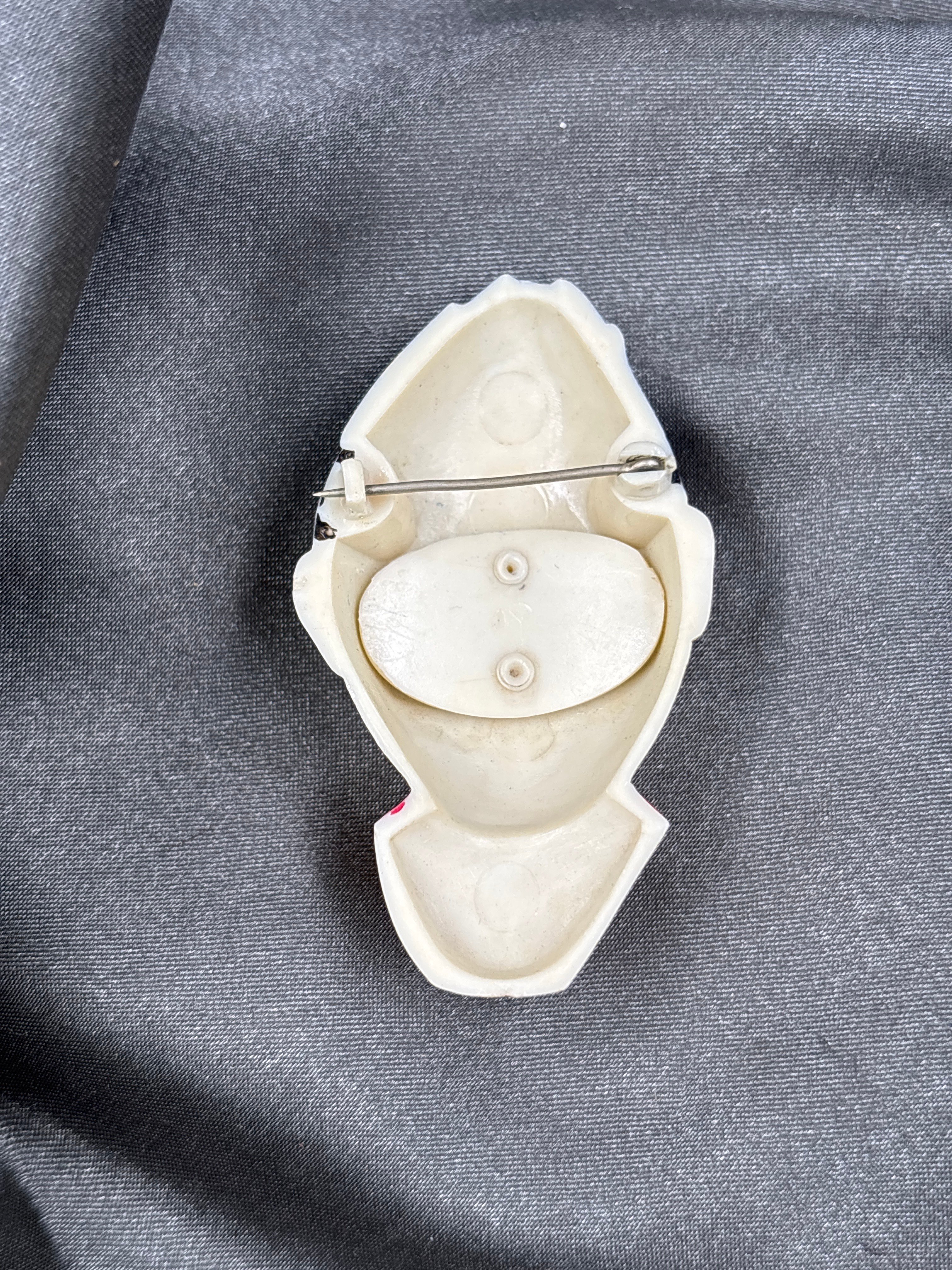 RARE WWII CELLULOID GOOGLY EYES GI BROOCH — image 2