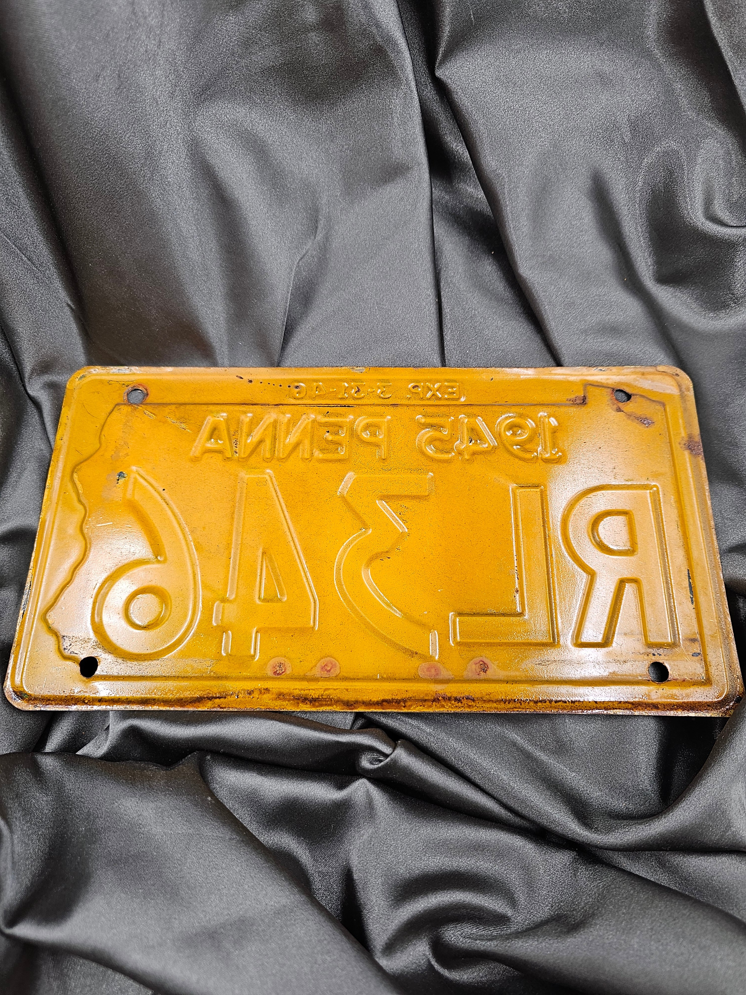 WWII ERA PASSENGER CAR LICENSE PLATE — image 2