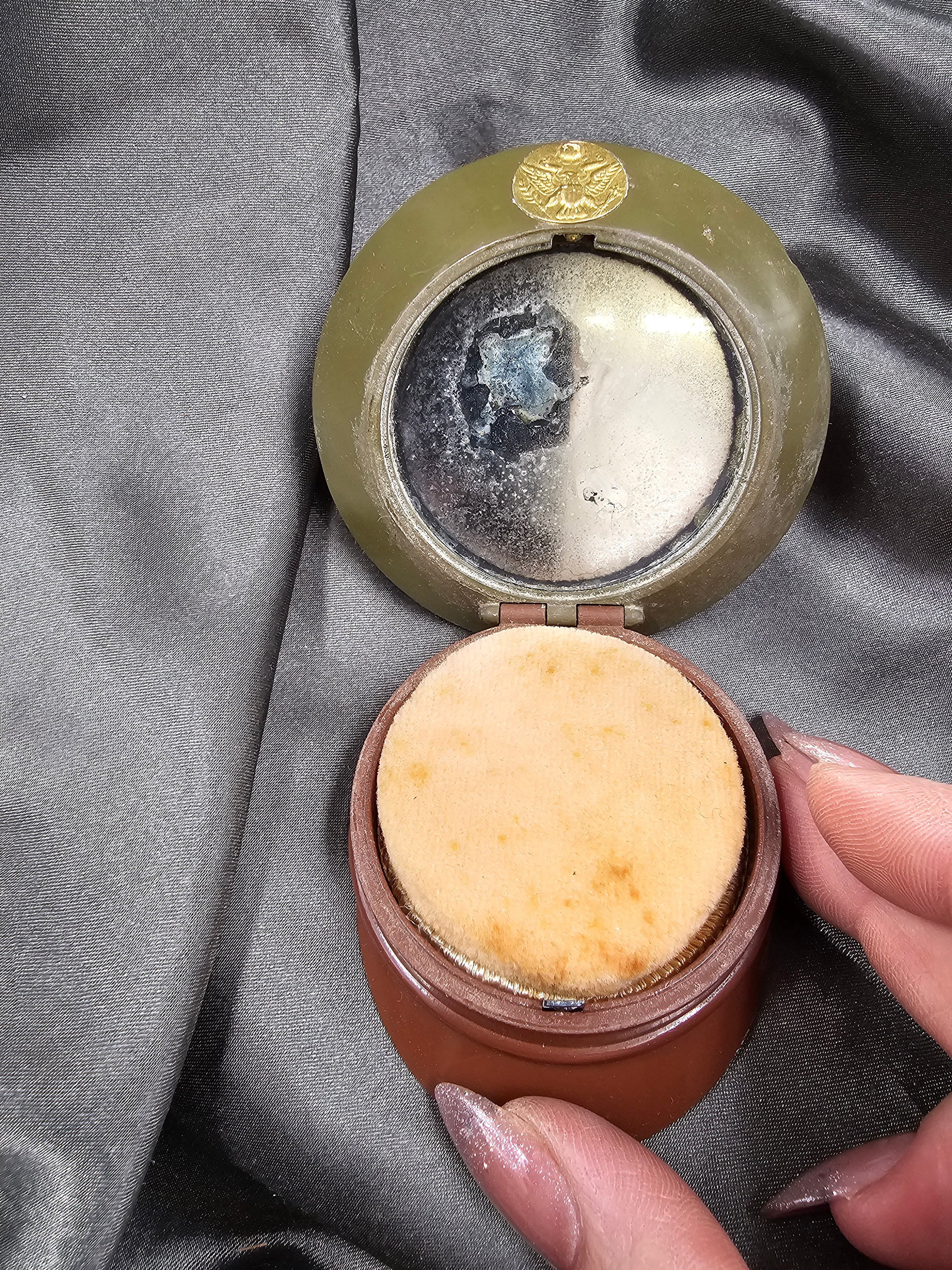 WWII ERA SWEETHEART HENRIETTA ARMY VISOR COMPACT — image 4