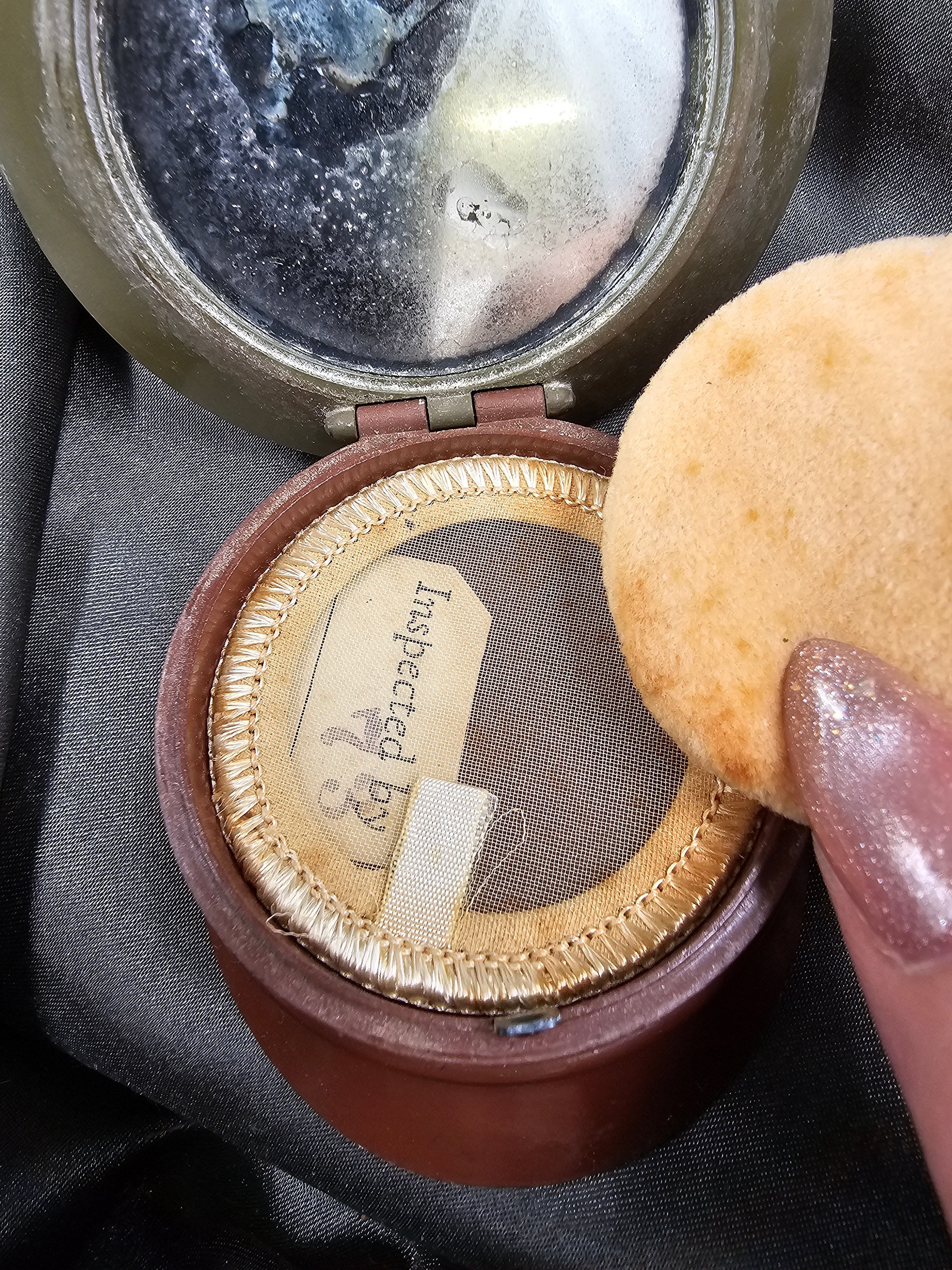 WWII ERA SWEETHEART HENRIETTA ARMY VISOR COMPACT — image 5