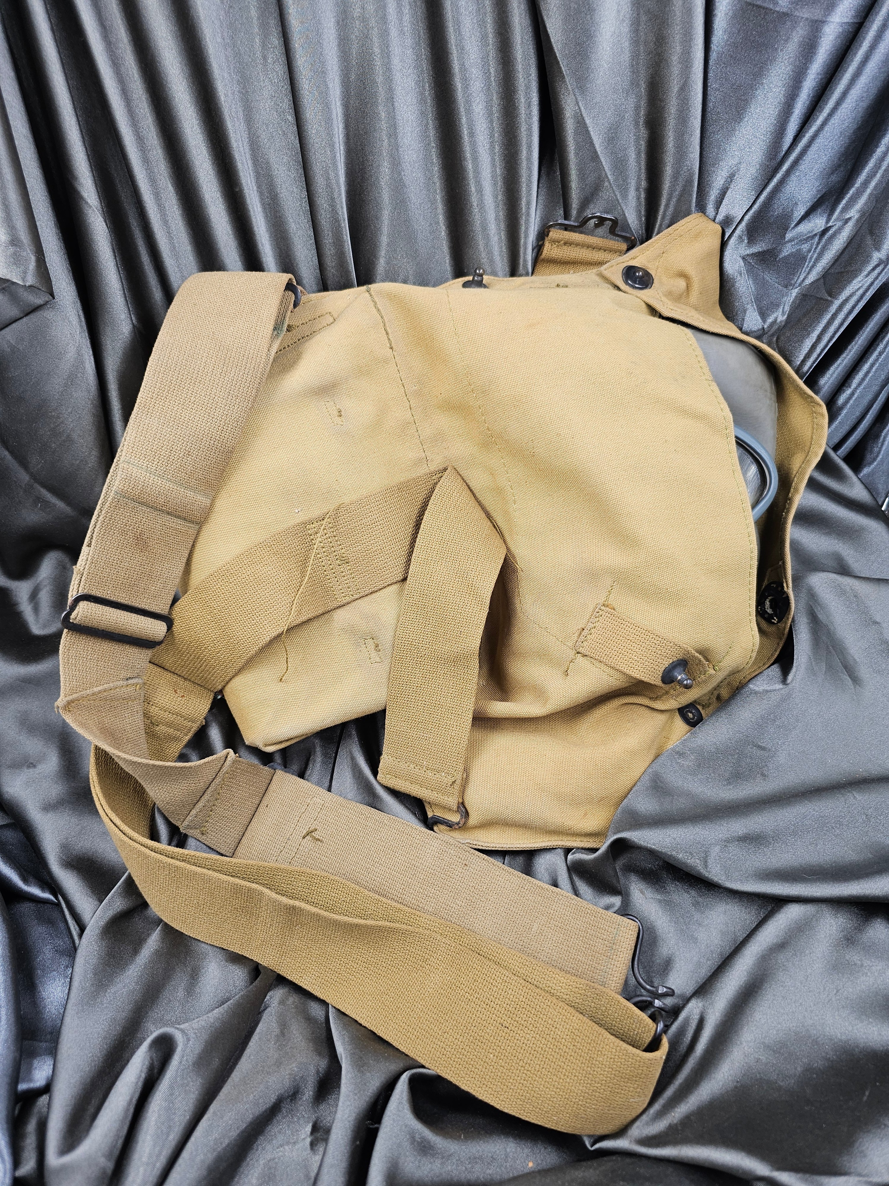 WWII US ARMY 'KIDNEY' GAS MASK — image 2