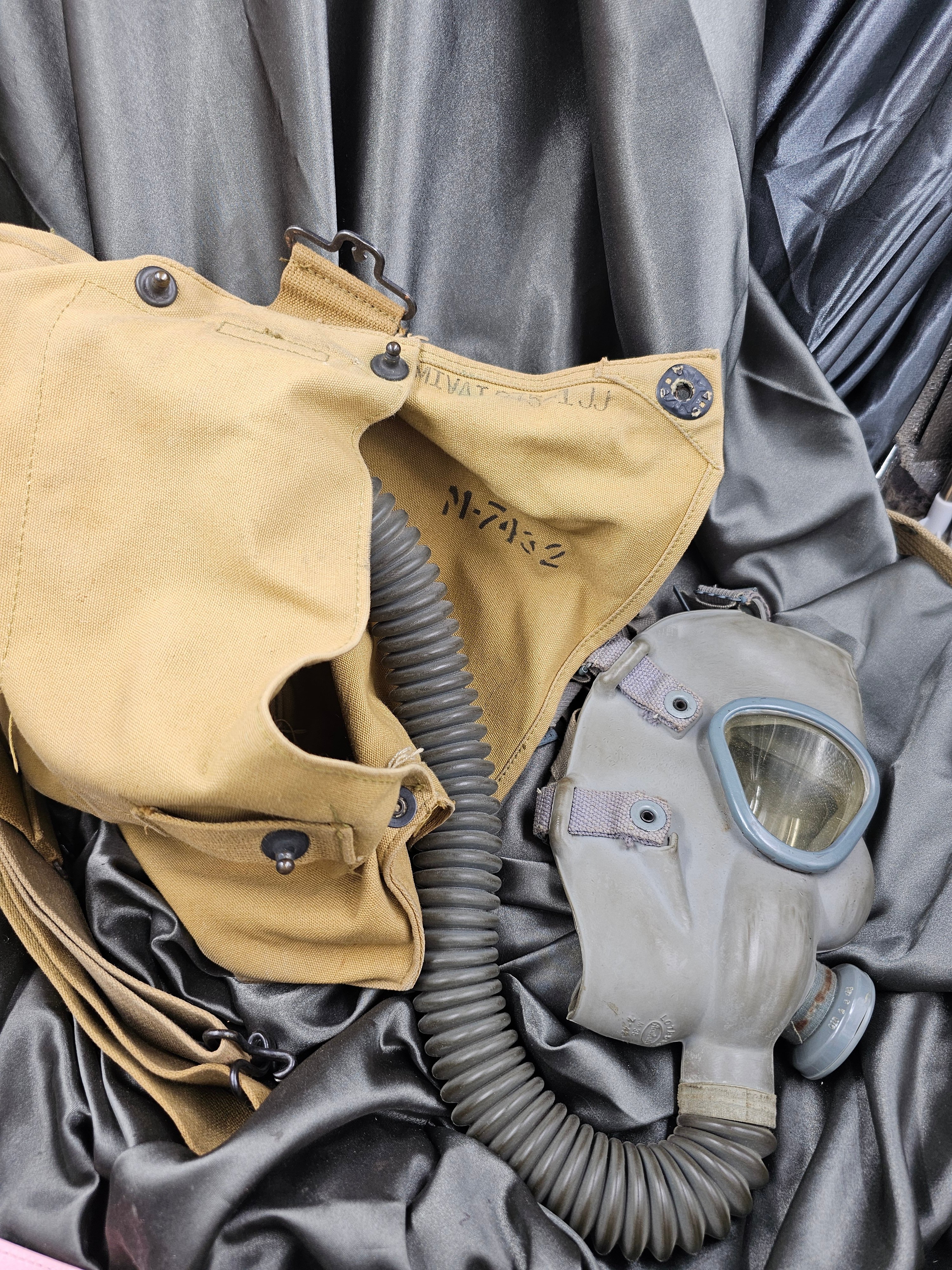 WWII US ARMY 'KIDNEY' GAS MASK — image 3