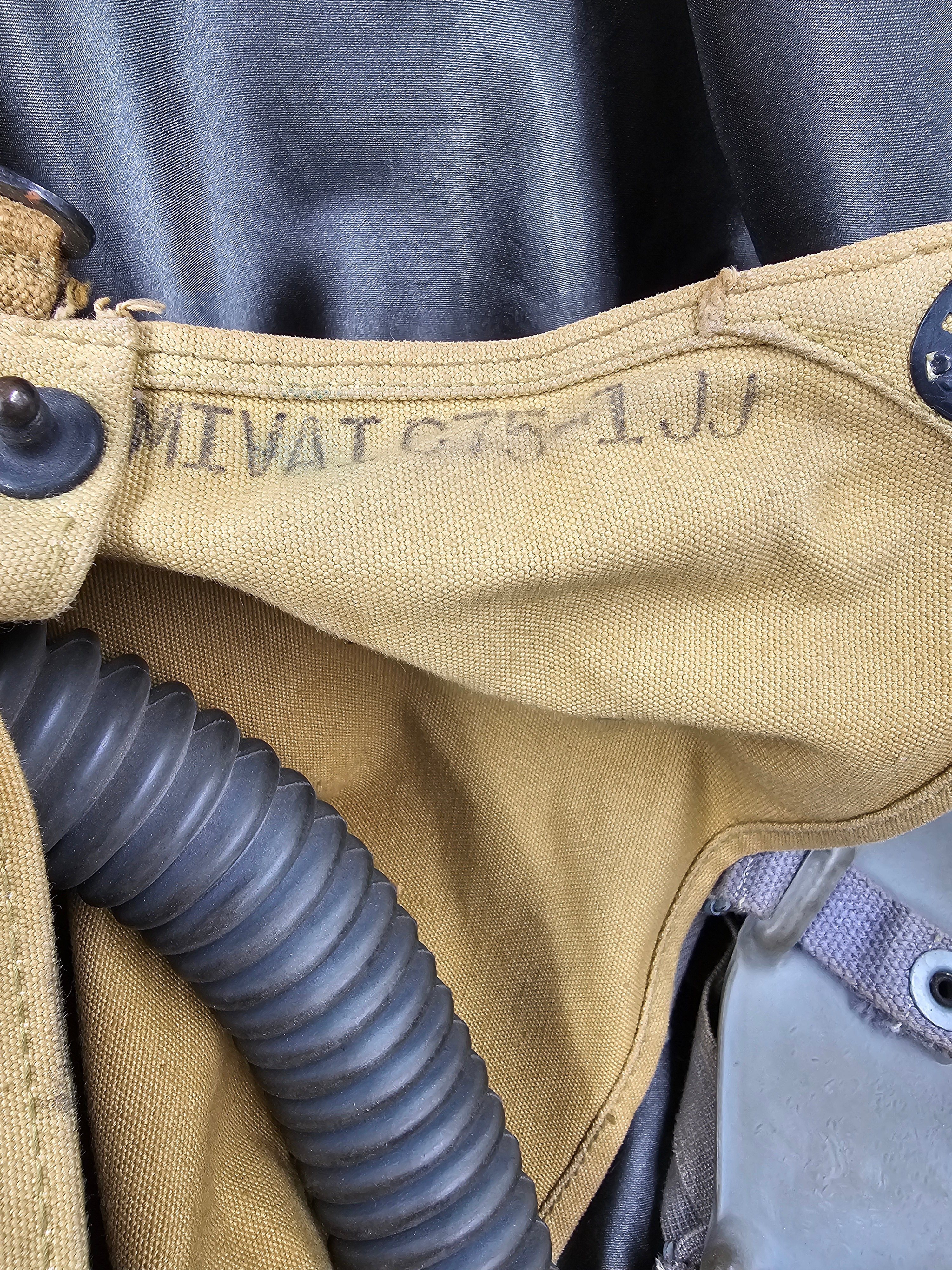 WWII US ARMY 'KIDNEY' GAS MASK — image 4