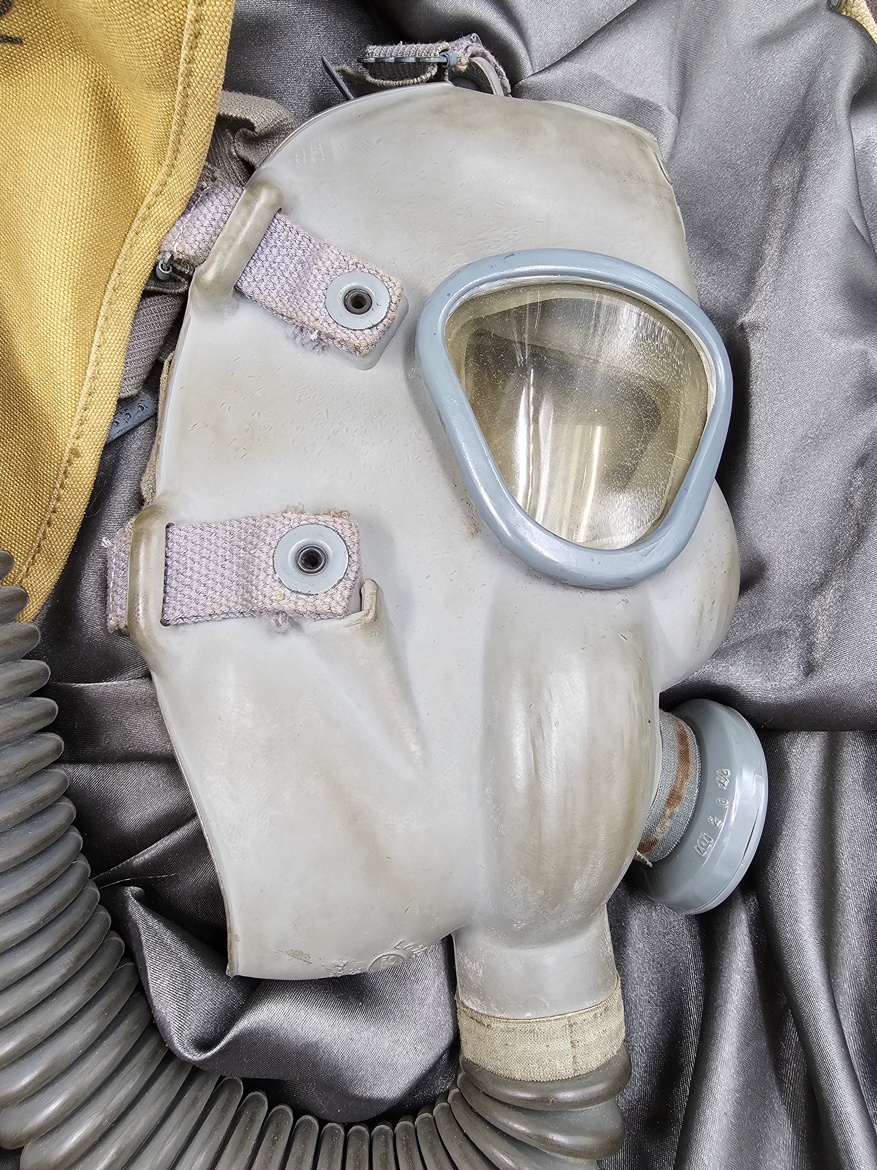 WWII US ARMY 'KIDNEY' GAS MASK — image 5