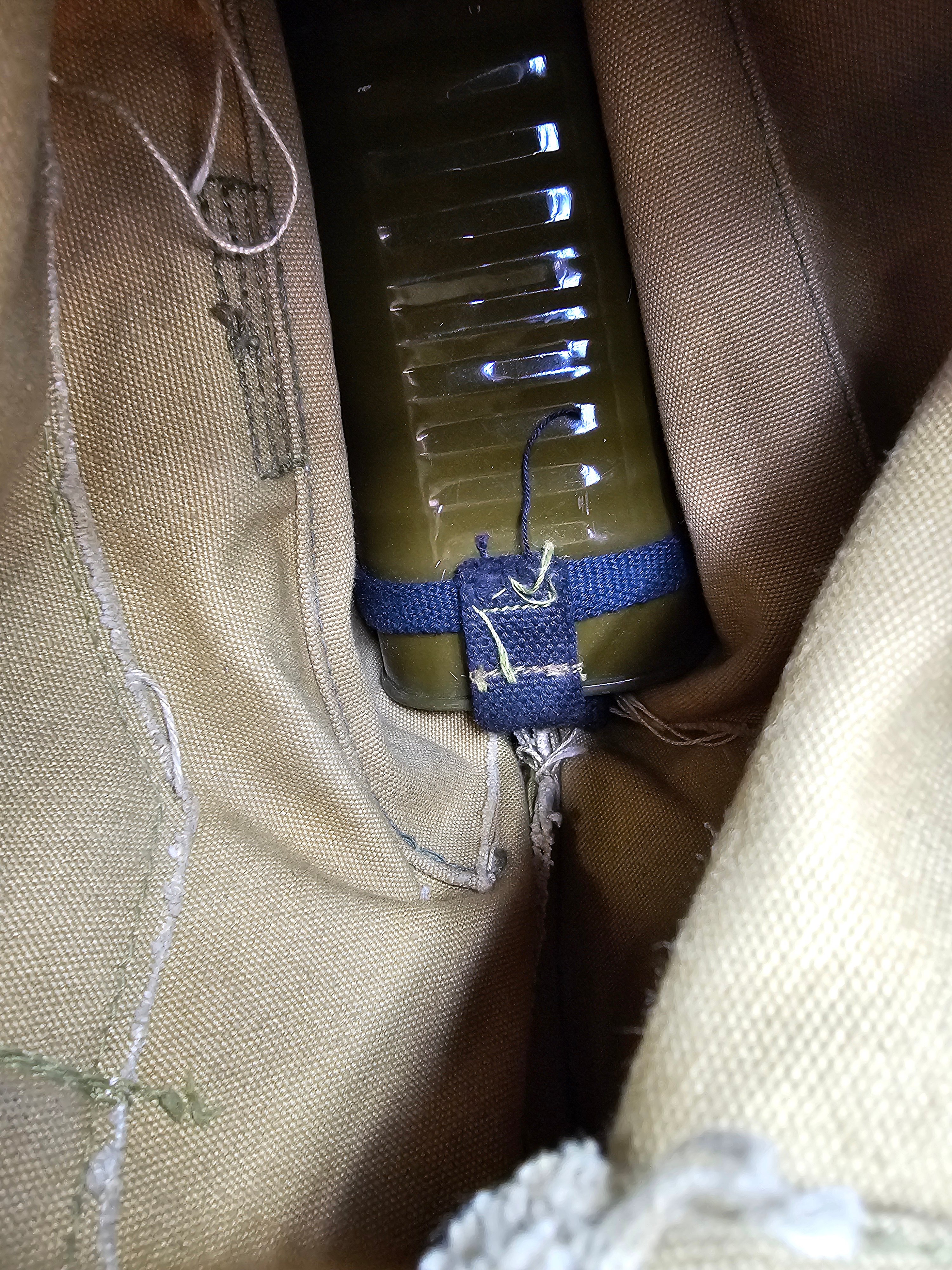 WWII US ARMY 'KIDNEY' GAS MASK — image 6