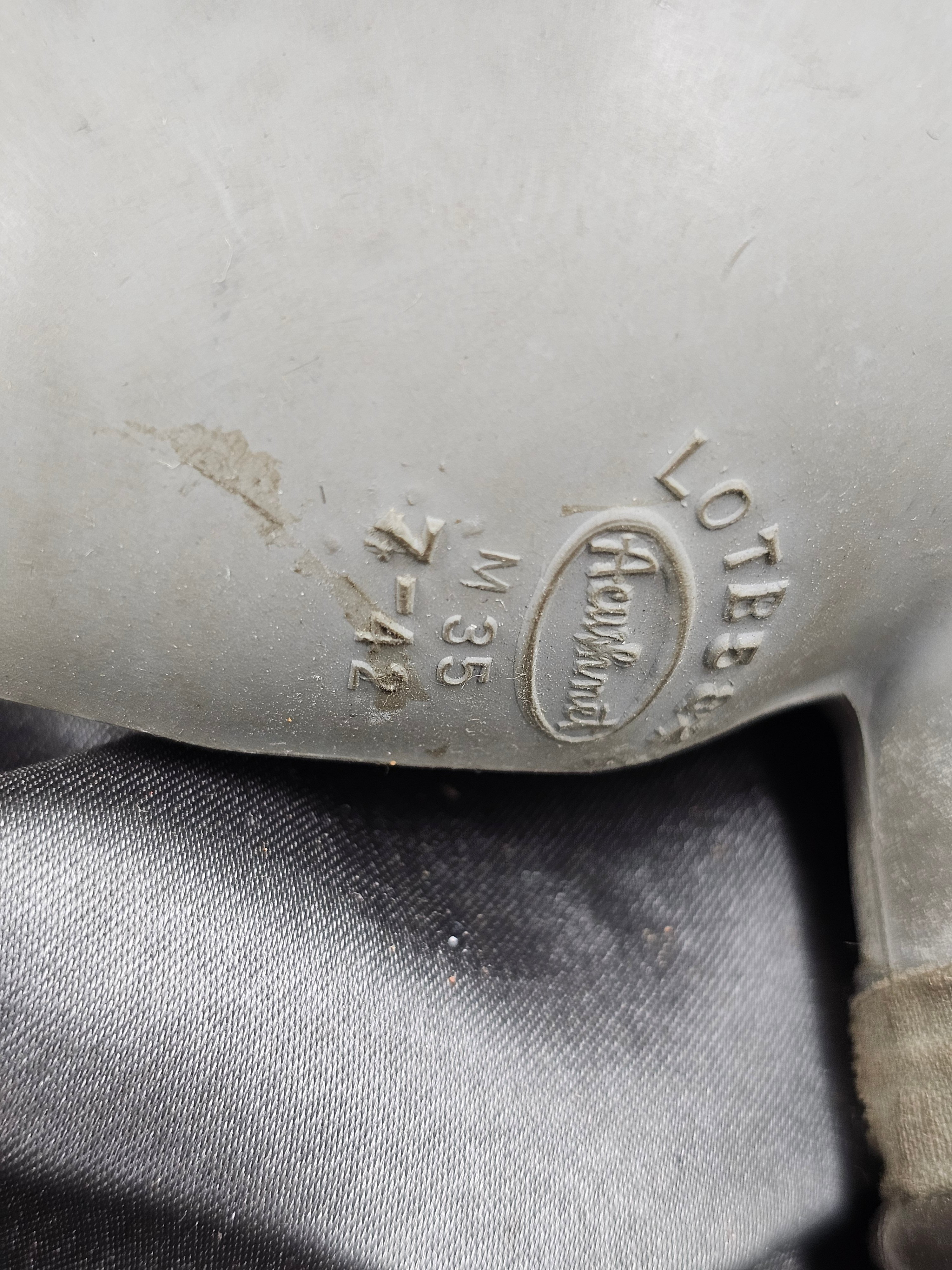 WWII US ARMY 'KIDNEY' GAS MASK — image 7