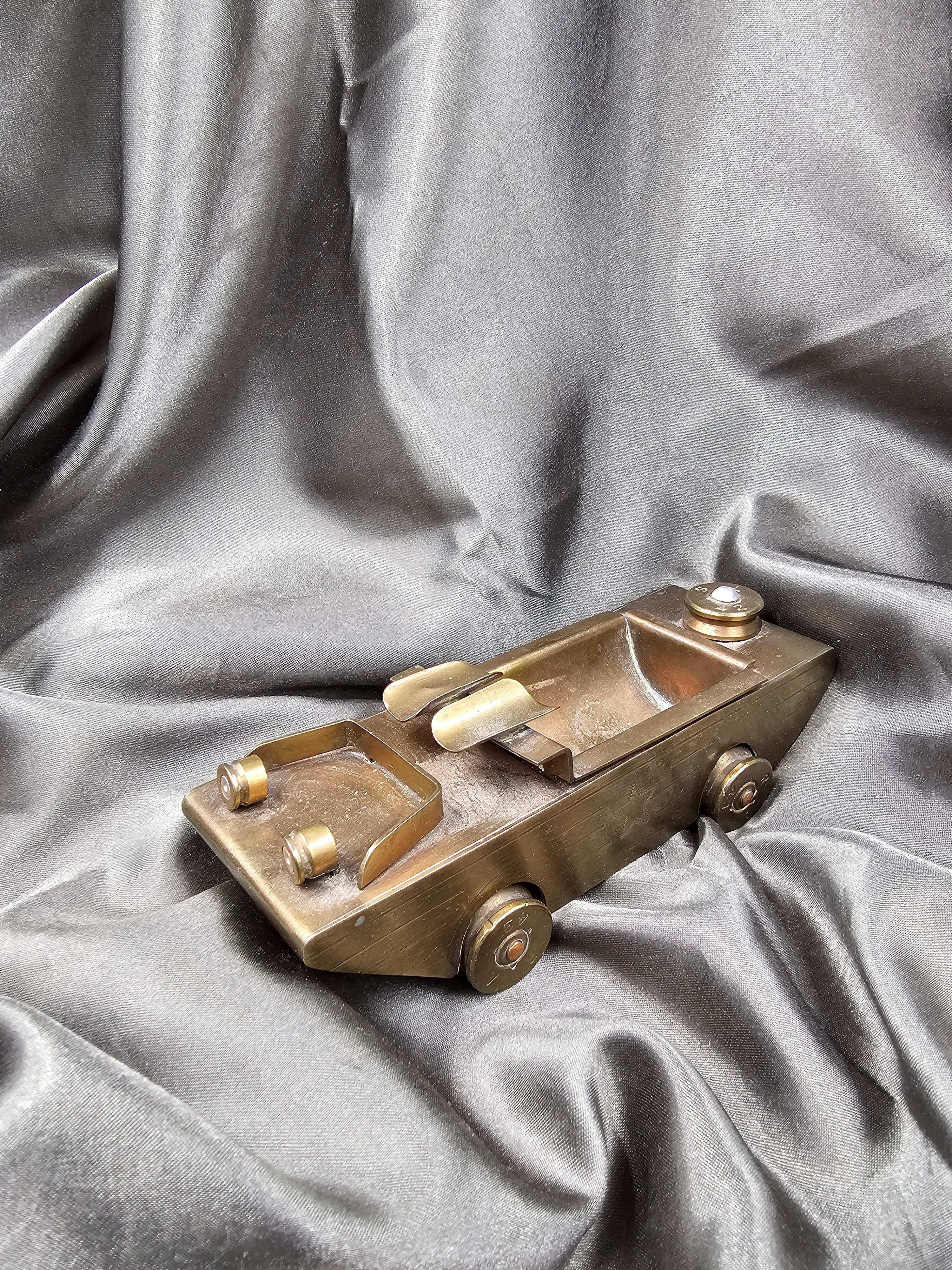 AMPHIBIOUS JEEP TRENCH ASHTRAY — image 2