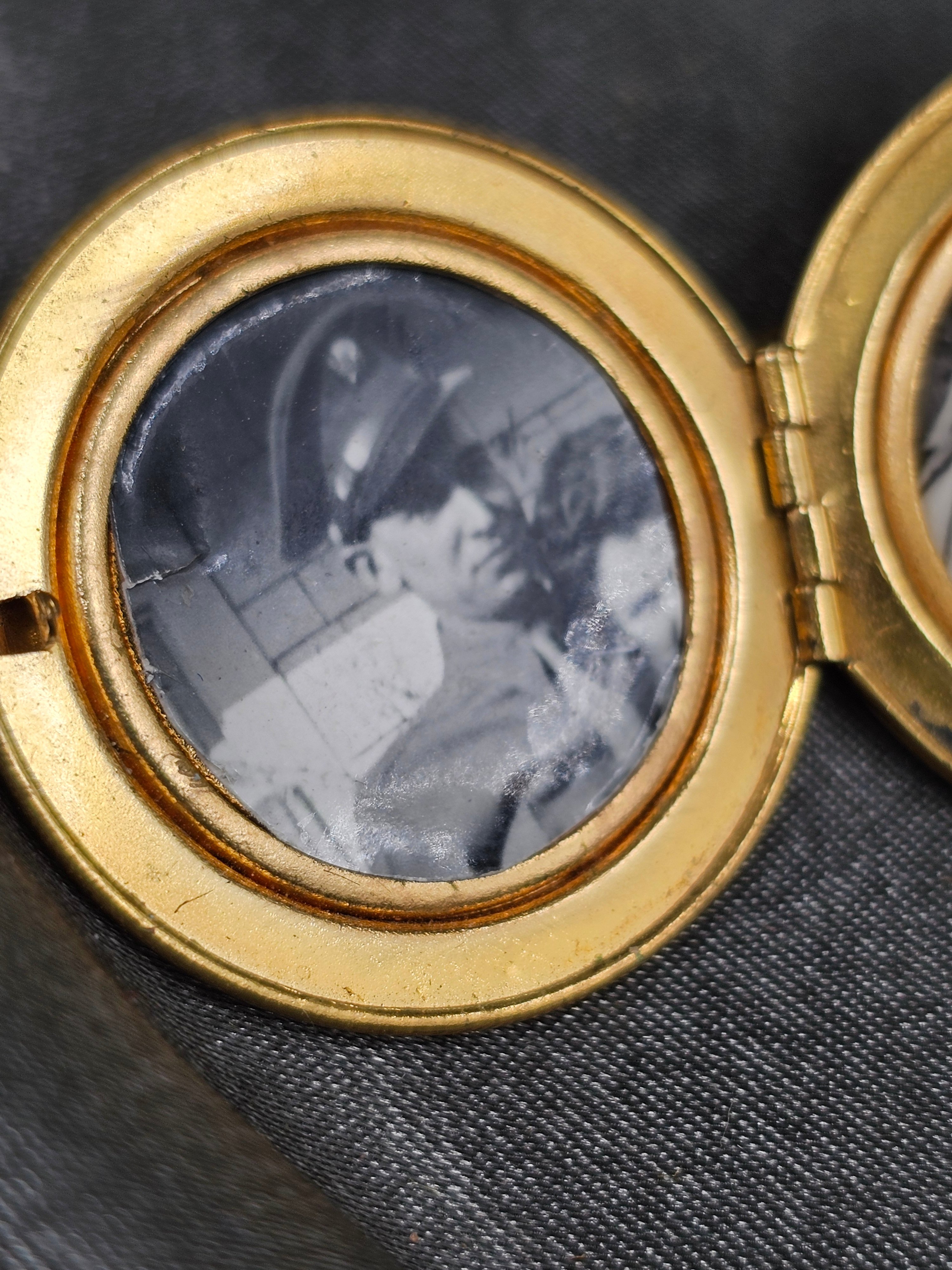 WWII ERA US COAST ARTILLERY SWEETHEART LOCKET BROOCH — image 5