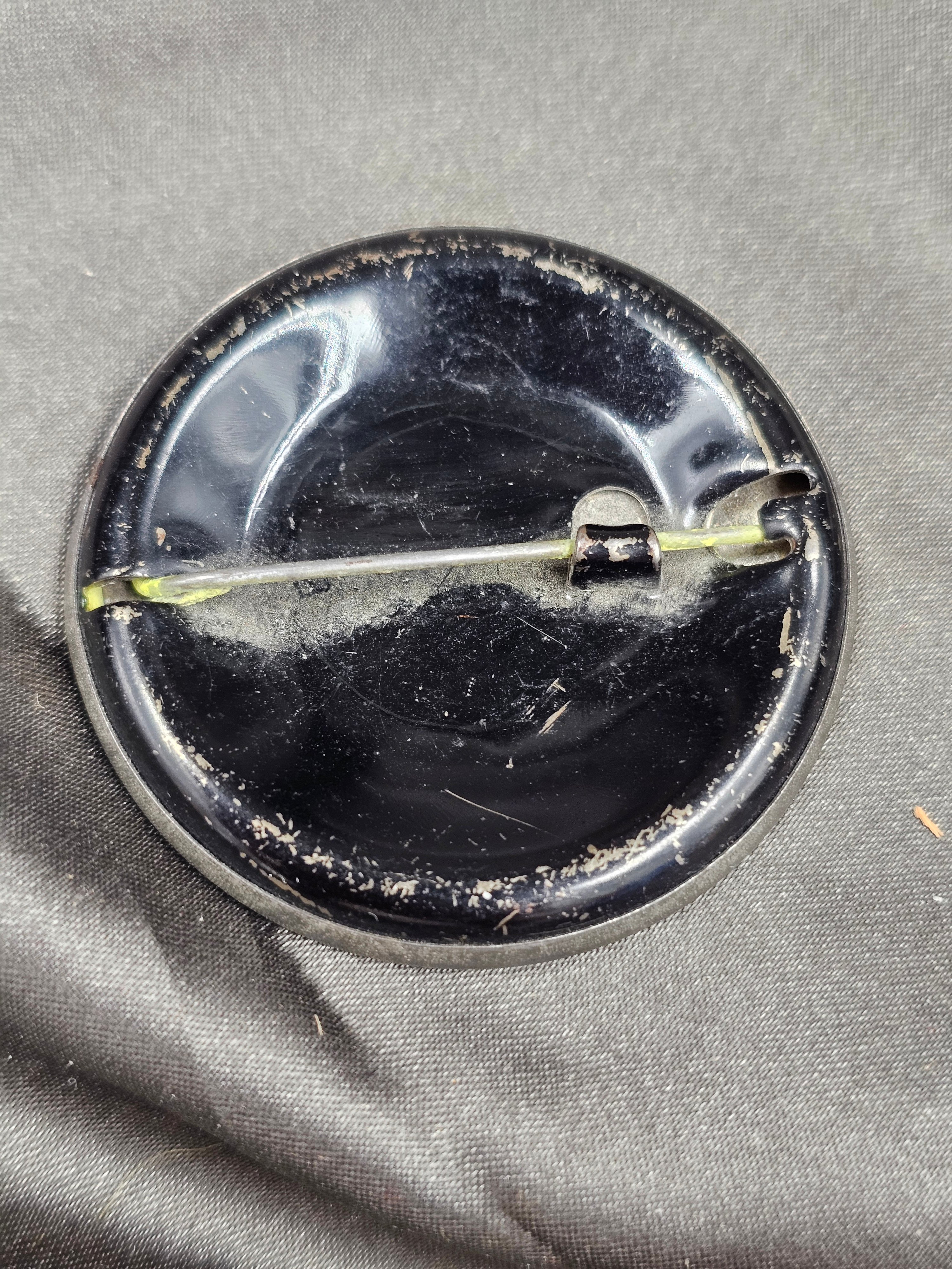 WWII US FORT LEWIS EMPLOYEE BADGE — image 2