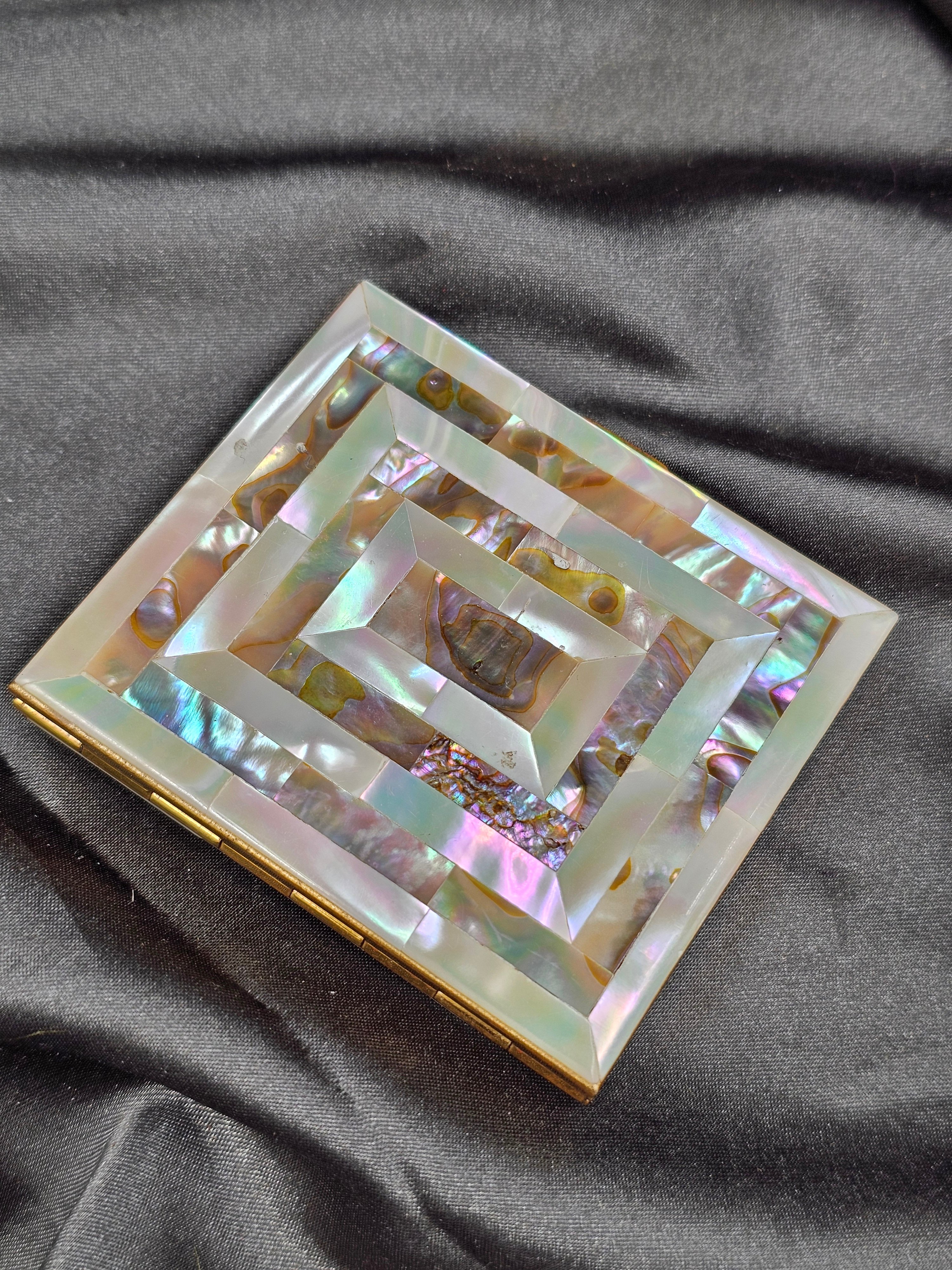 WWII AIRBORNE MOTHER OF PEARL SWEETHEART COMPACT — image 2