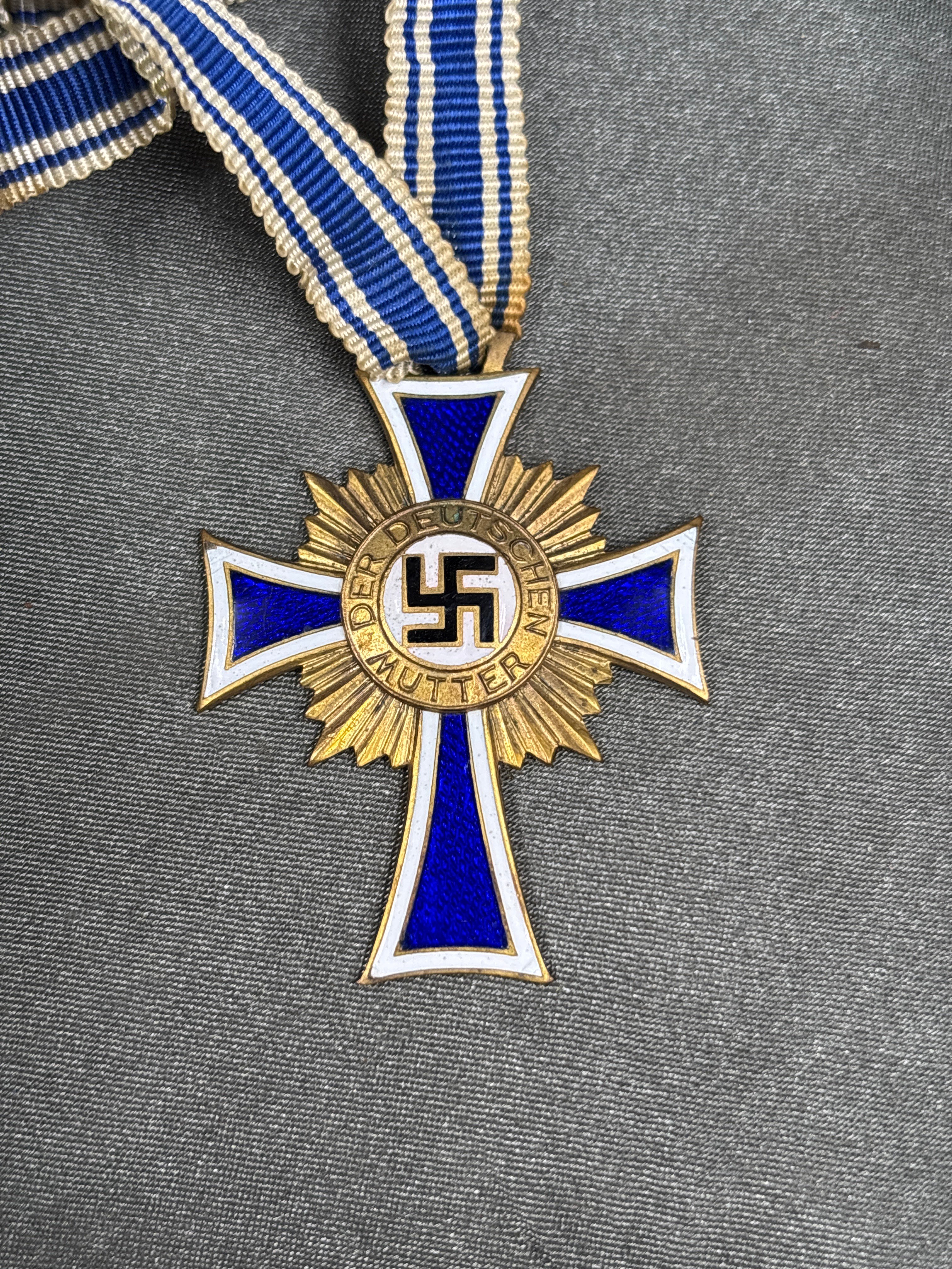 WWII GERMAN MOTHER'S CROSS IN GOLD — image 2