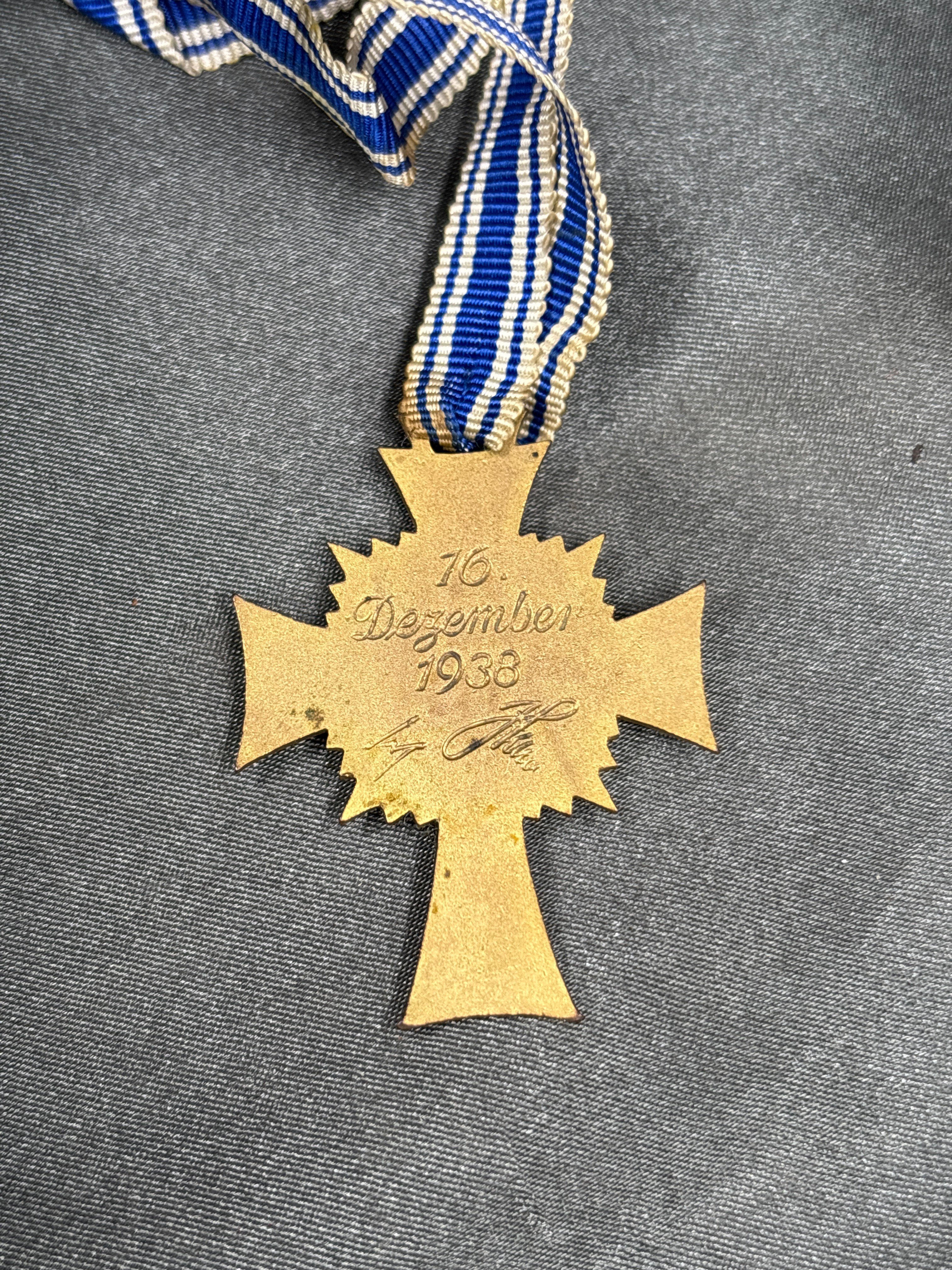 WWII GERMAN MOTHER'S CROSS IN GOLD — image 3