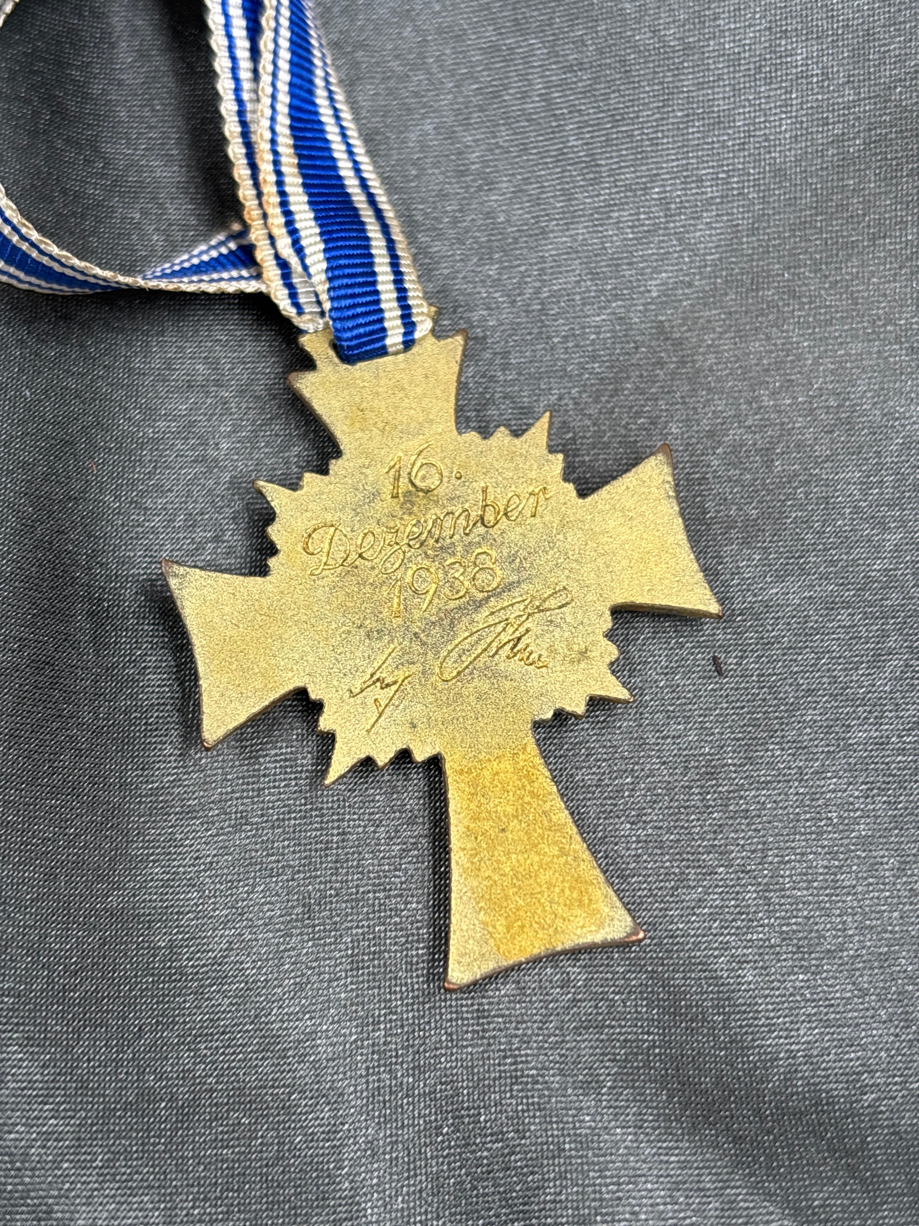 WWII GERMAN MOTHERS CROSS IN GOLD — image 3
