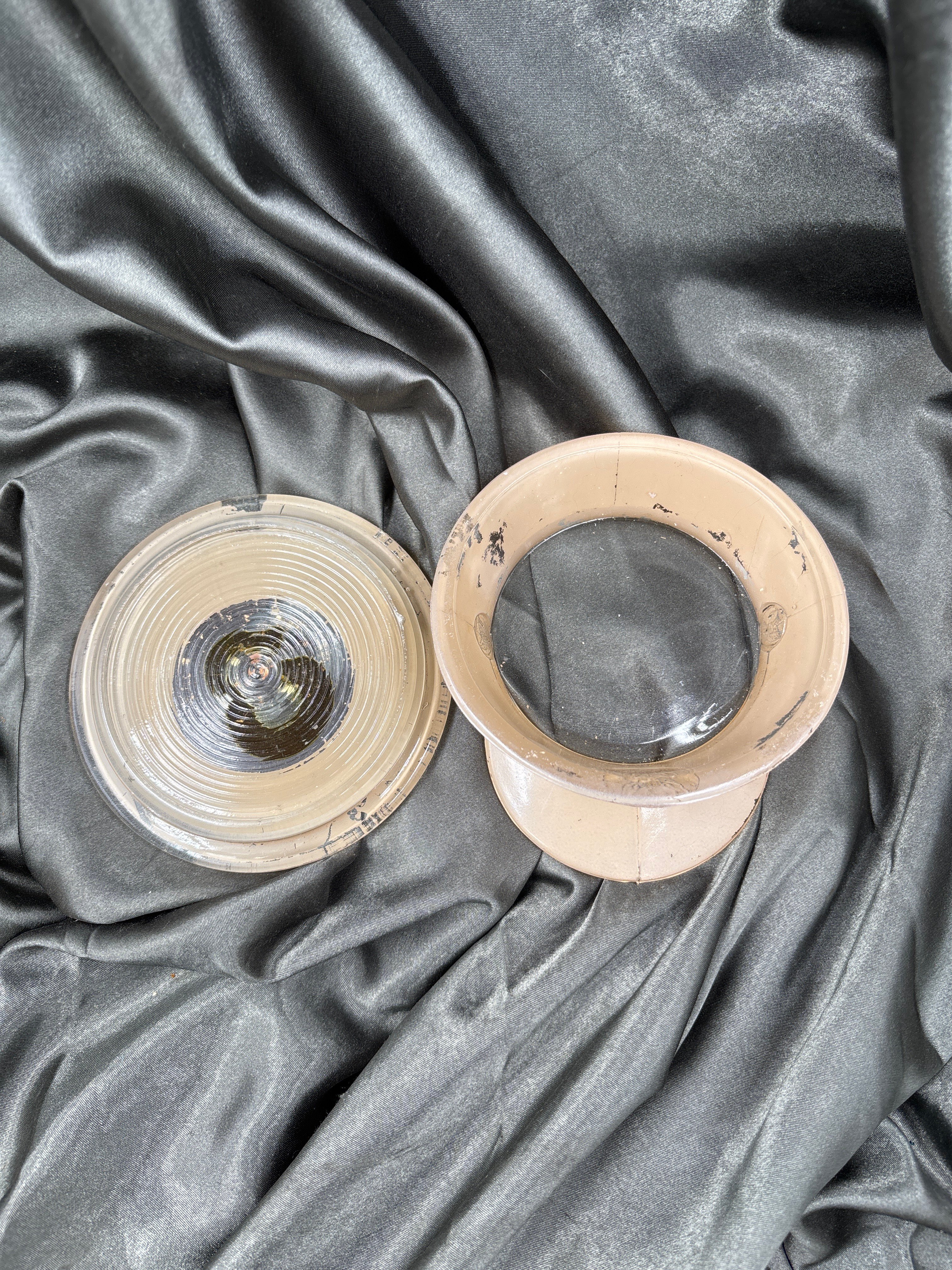 WWII ERA LADY BERKSHIRE GLASS VISOR POWDER CONTAINER — image 3