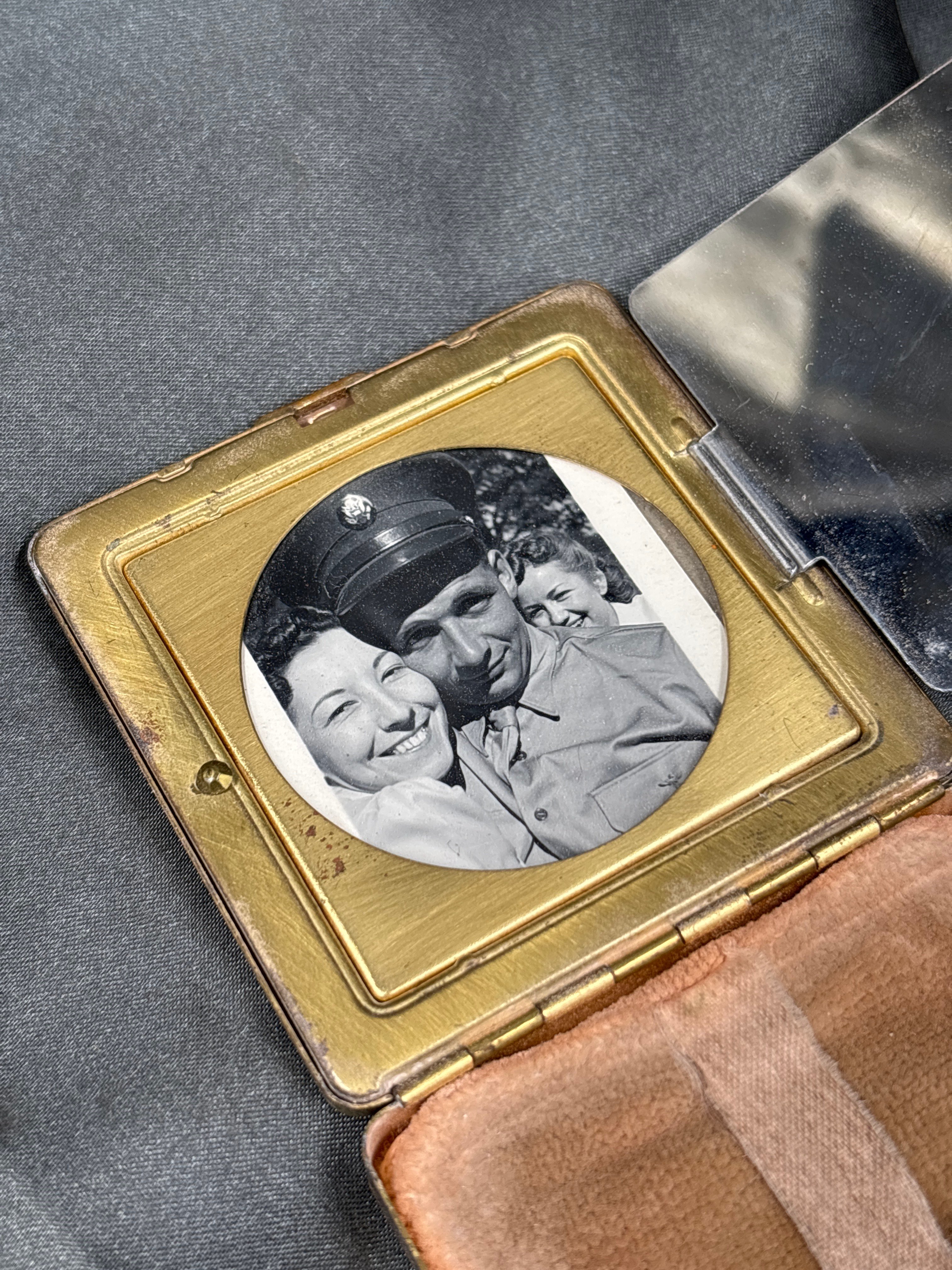 WWII US ARMY SWEETHEART COMPACT — image 2