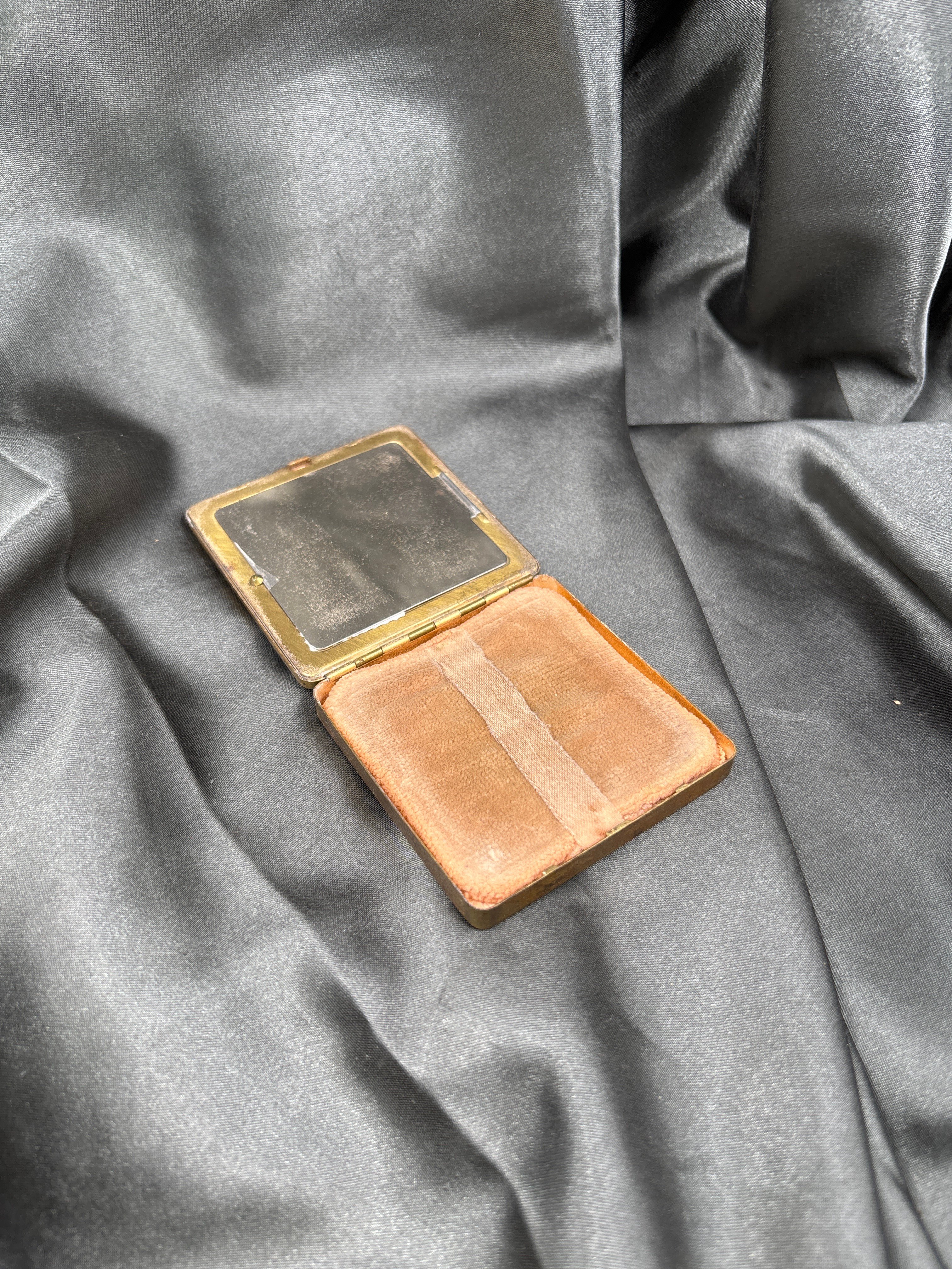 WWII US ARMY SWEETHEART COMPACT — image 4