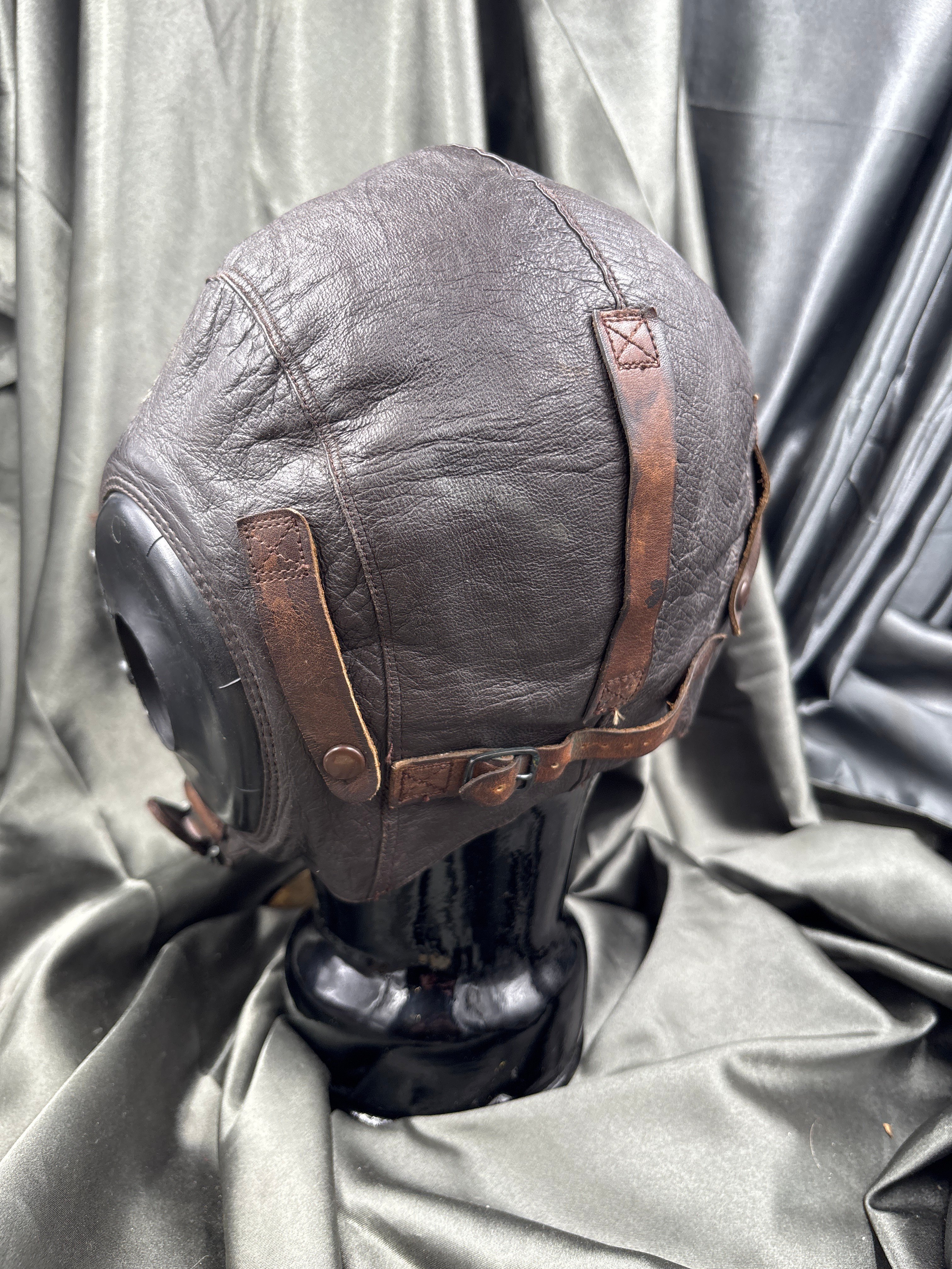 WWII US AIR CORPS A-11 FLIGHT HELMET SIZE MEDIUM — image 2