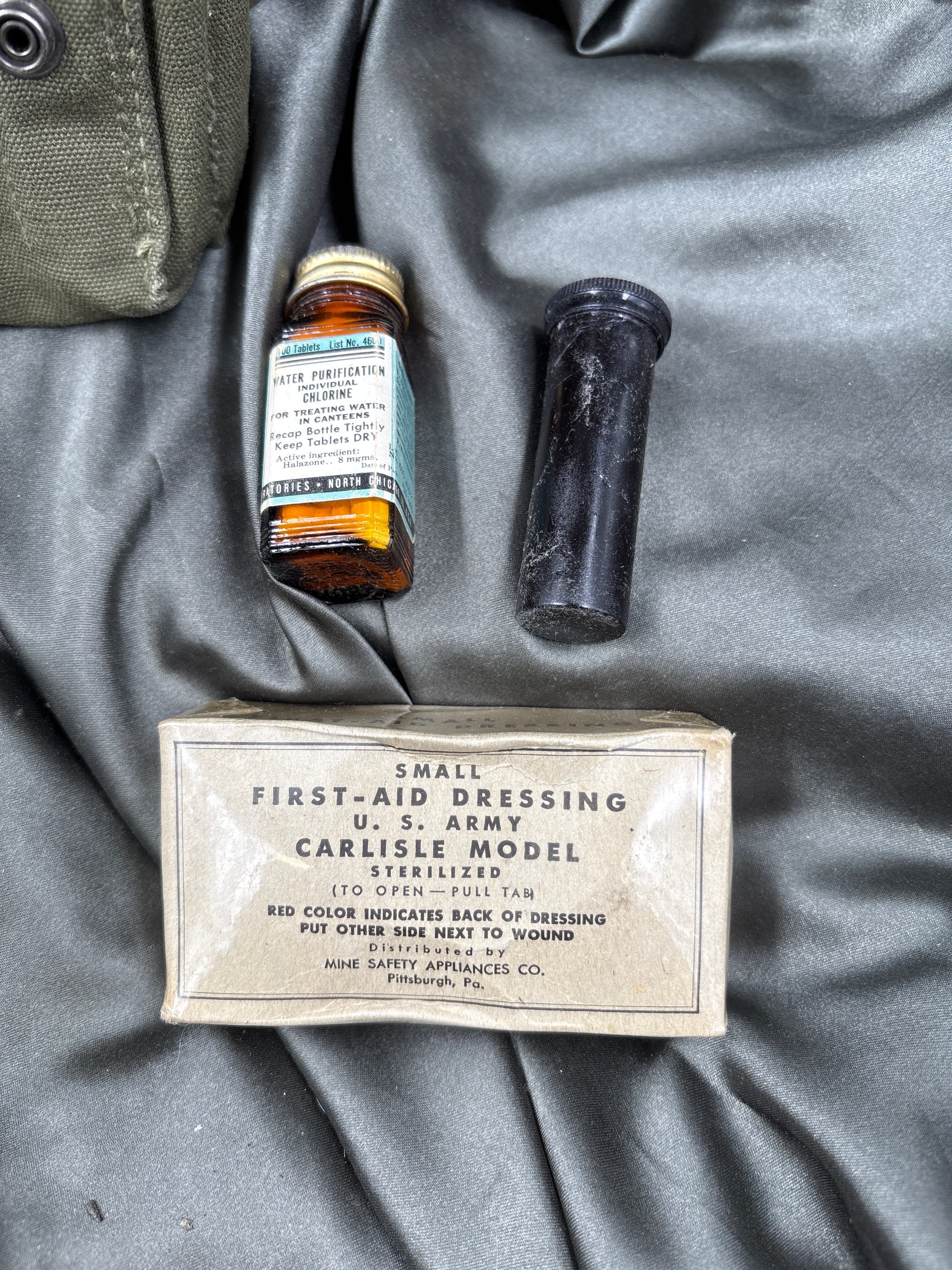 WWII US JUNGLE FIRST AID KIT — image 4