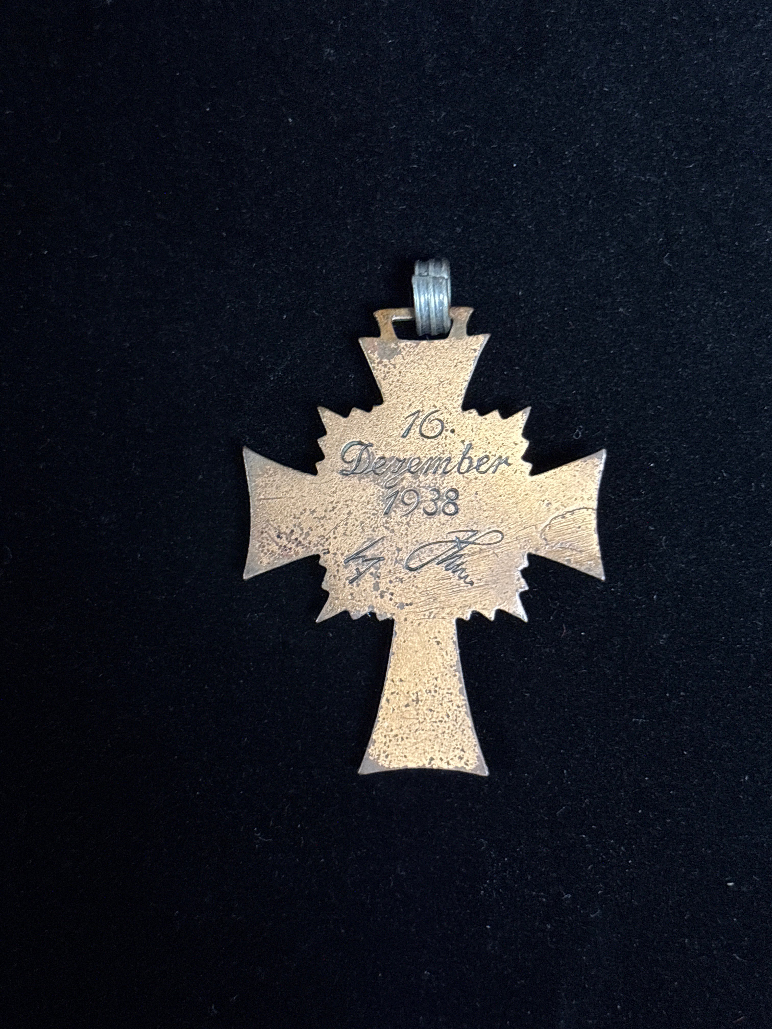 WWII GERMAN MOTHER'S CROSS IN BRONZE — image 2
