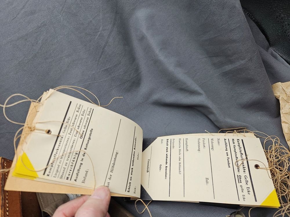 WWII German First Aid Kit — image 10