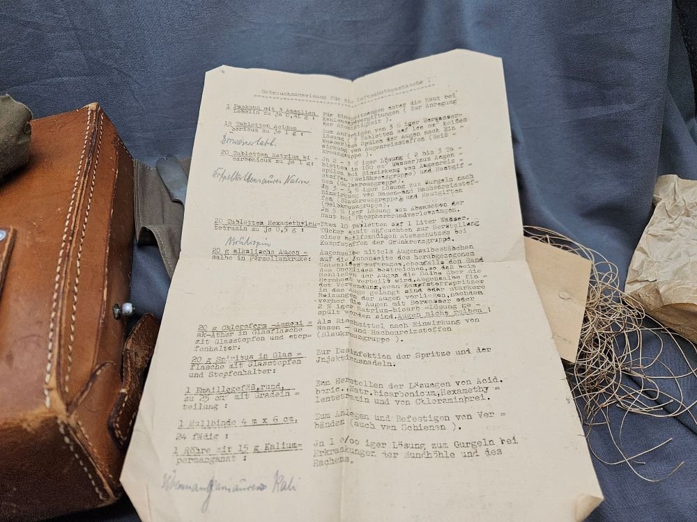 WWII German First Aid Kit — image 12