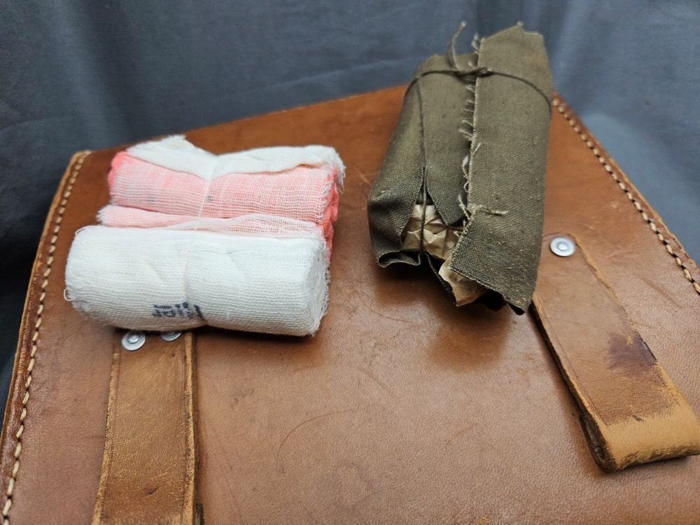 WWII German First Aid Kit — image 7