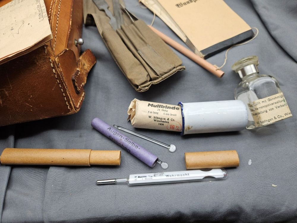 WWII German First Aid Kit — image 8