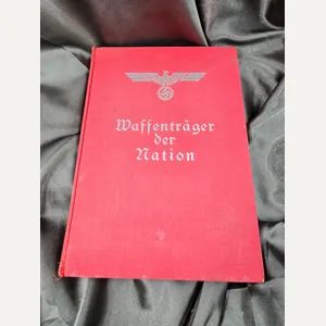 WWII GERMAN BOOK WAFFENTRÄGER DER NATION