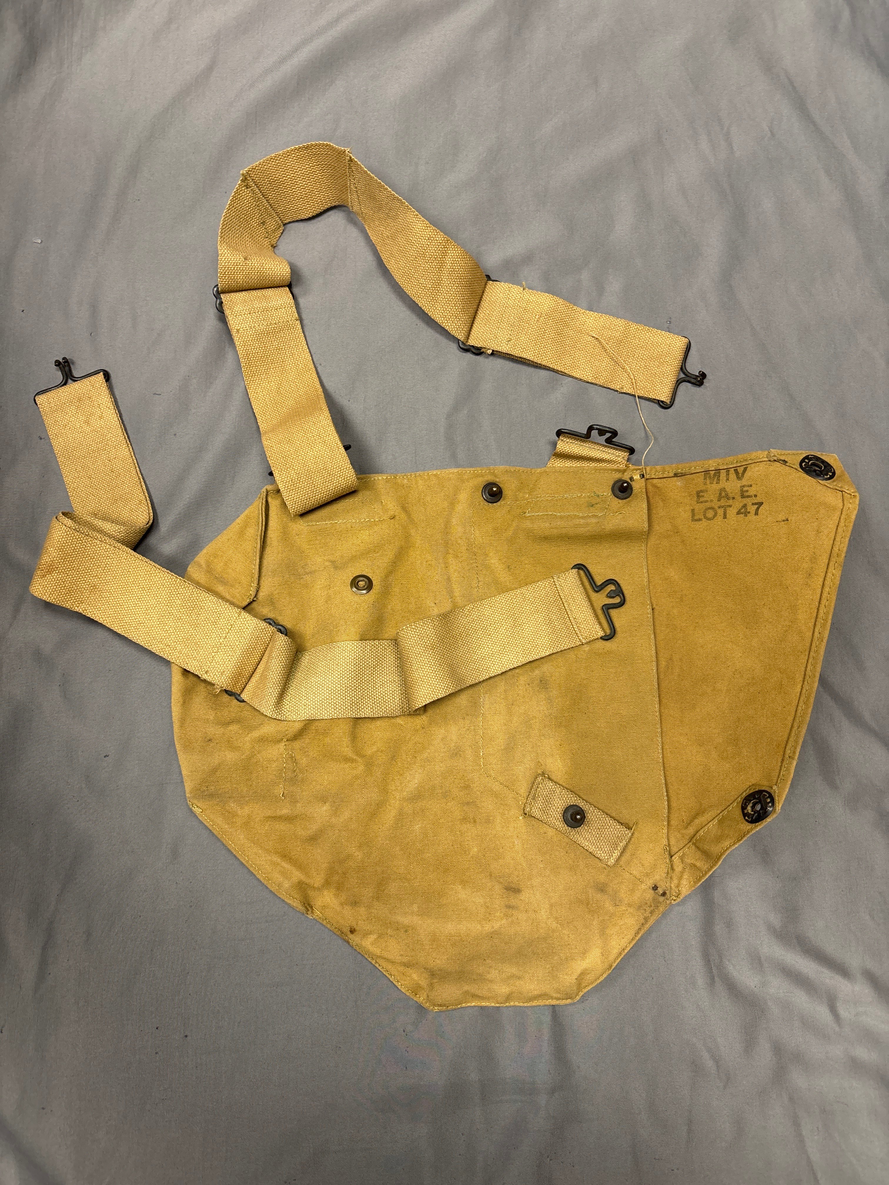 WWII US KIDNEY GAS MASK BAG — image 3