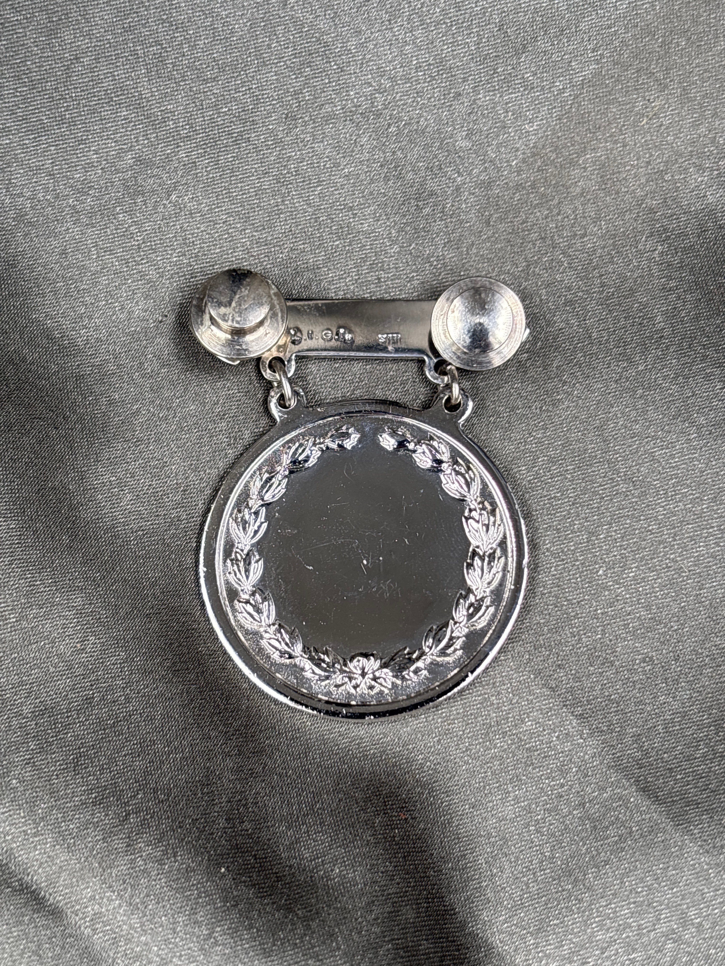 VIETNAM WAR ERA MARINE CORPS SHOOTING COMPETITION BADGE — image 2