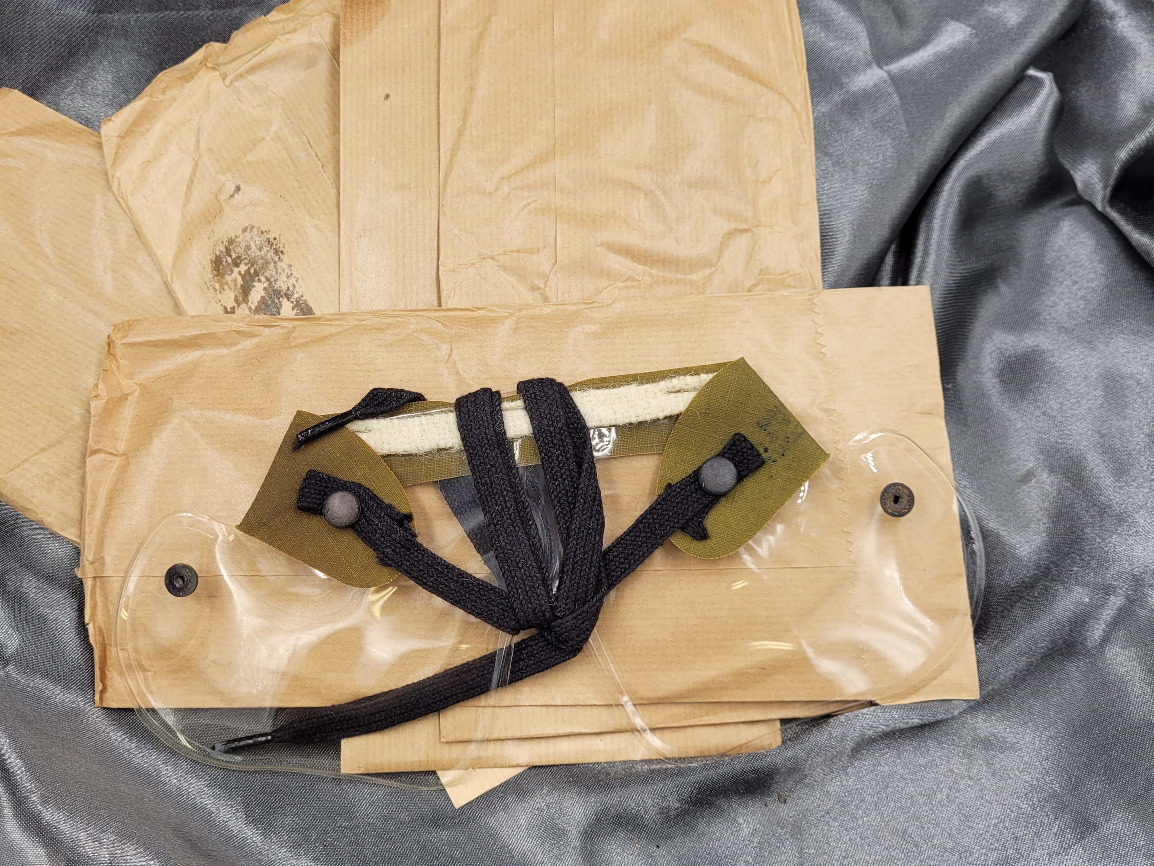 WWII CANADIAN ANTI-GAS EYESHIELDS — image 6