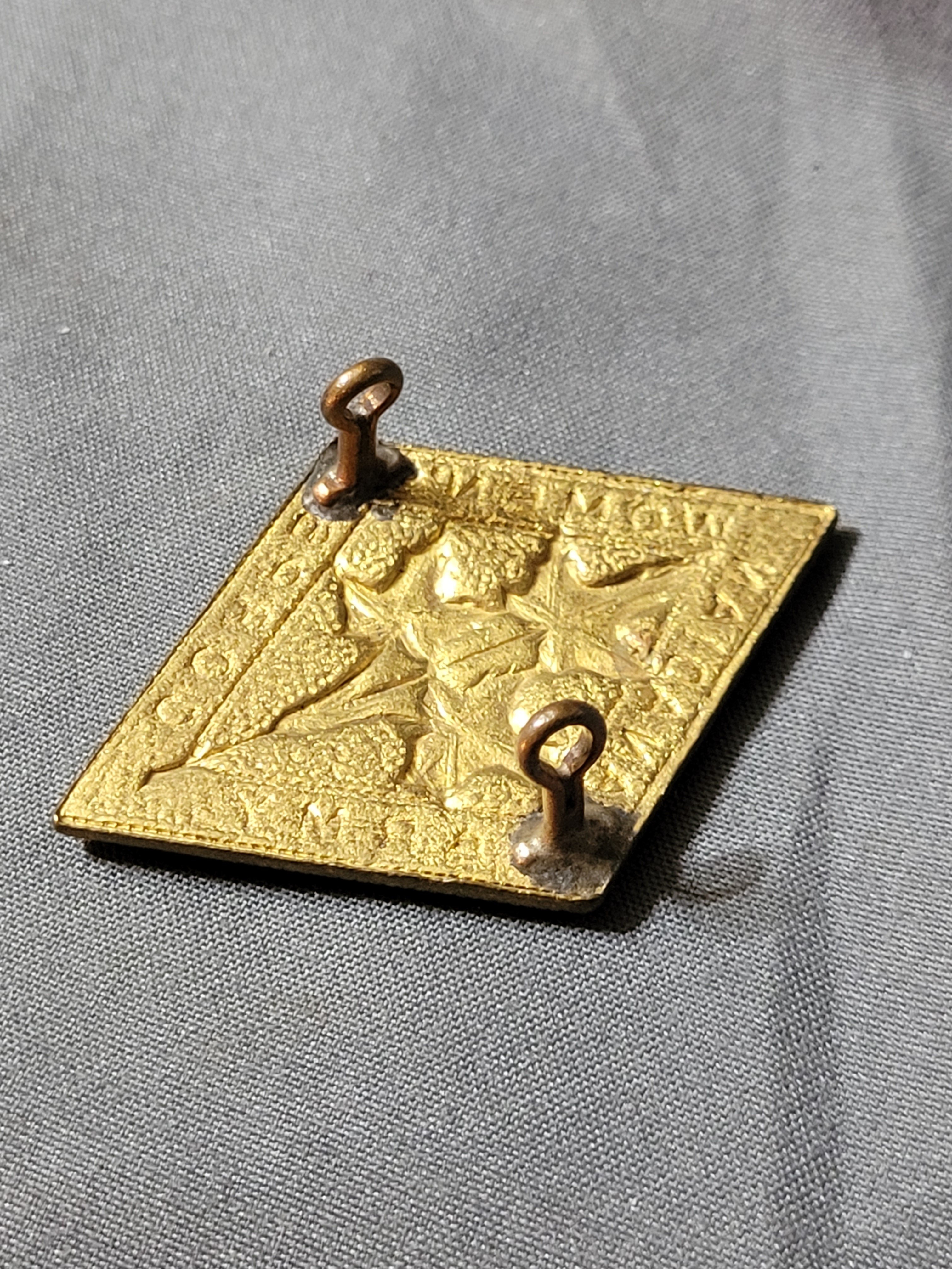 WWII CANADIAN CAP BADGE — image 2