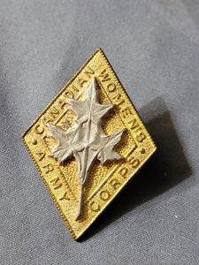 WWII CANADIAN CAP BADGE