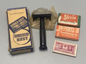 1930s/1940s Third Reich Period Razor & Blades