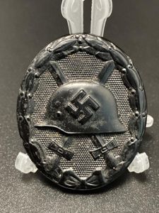 Black Grade Wound Badge Maker '107' Carl Wild