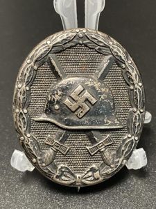 Black Grade Wound Badge Maker '81' Overhoff & Cie